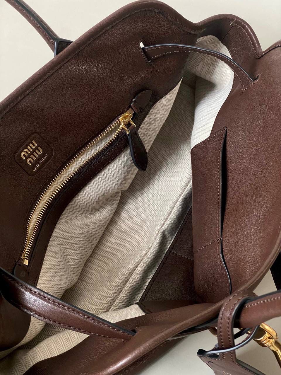 🈶石南木色 𝗠𝗶𝘂𝗠𝗶𝘂 手提包·横版 这只Aventure我要夸爆它！ 绝对是公文包中的颜值天花板 这款有多难买不用多说，绝对的断货王 酷酷的慵懒感洋气且时髦 还有一丢vintage感，超有调 上班通勤，日常出街都超出片 22.5×44×14.5cm #F0023m