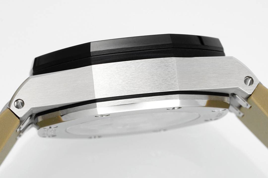 独家开发爱彼皇家橡树离岸系列26420，购入原装1.1打造💯全表采用德国最新cnc技术，每个细节都同步原装，表带表扣通用原装技术实现快拆技术可同原装互换，字面采用最新款纵横格纹面，上手霸气豪华，机芯使用最强丹东机芯外观复刻原装4401机芯实现正面反面与原装难分雌雄。首批数量有限先到先得。首批颜色分别为，1，玫瑰金熊猫眼，2，最火沙漠黄烟熏盘，3，经典蓝盘白眼，4灰盘蓝眼睛，5，经典百搭白熊猫。