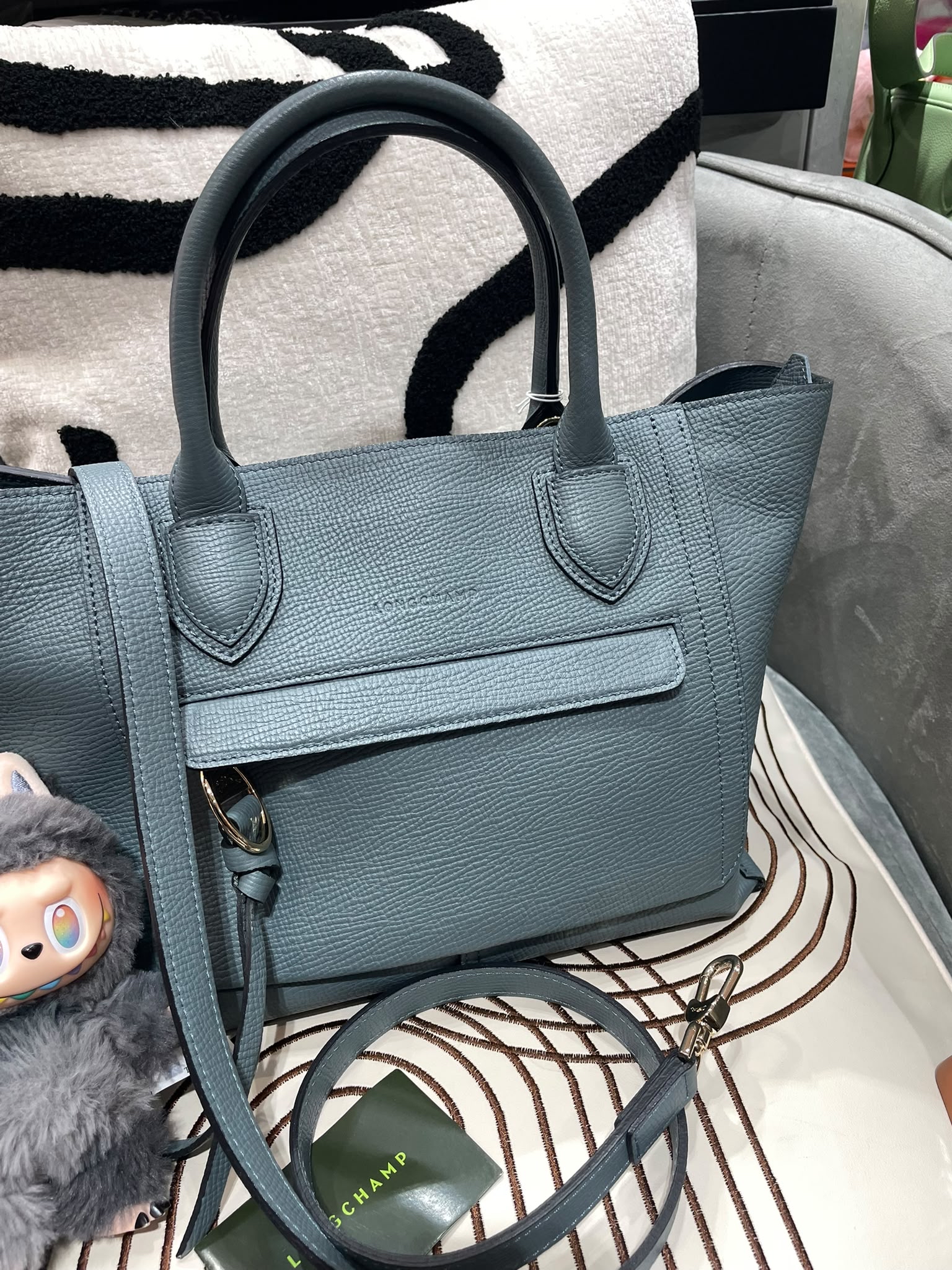 Longchamp mailbox bag calfskin 100%Authentic，98%new✅dust bag 專門店售價$💰6750‼️ 