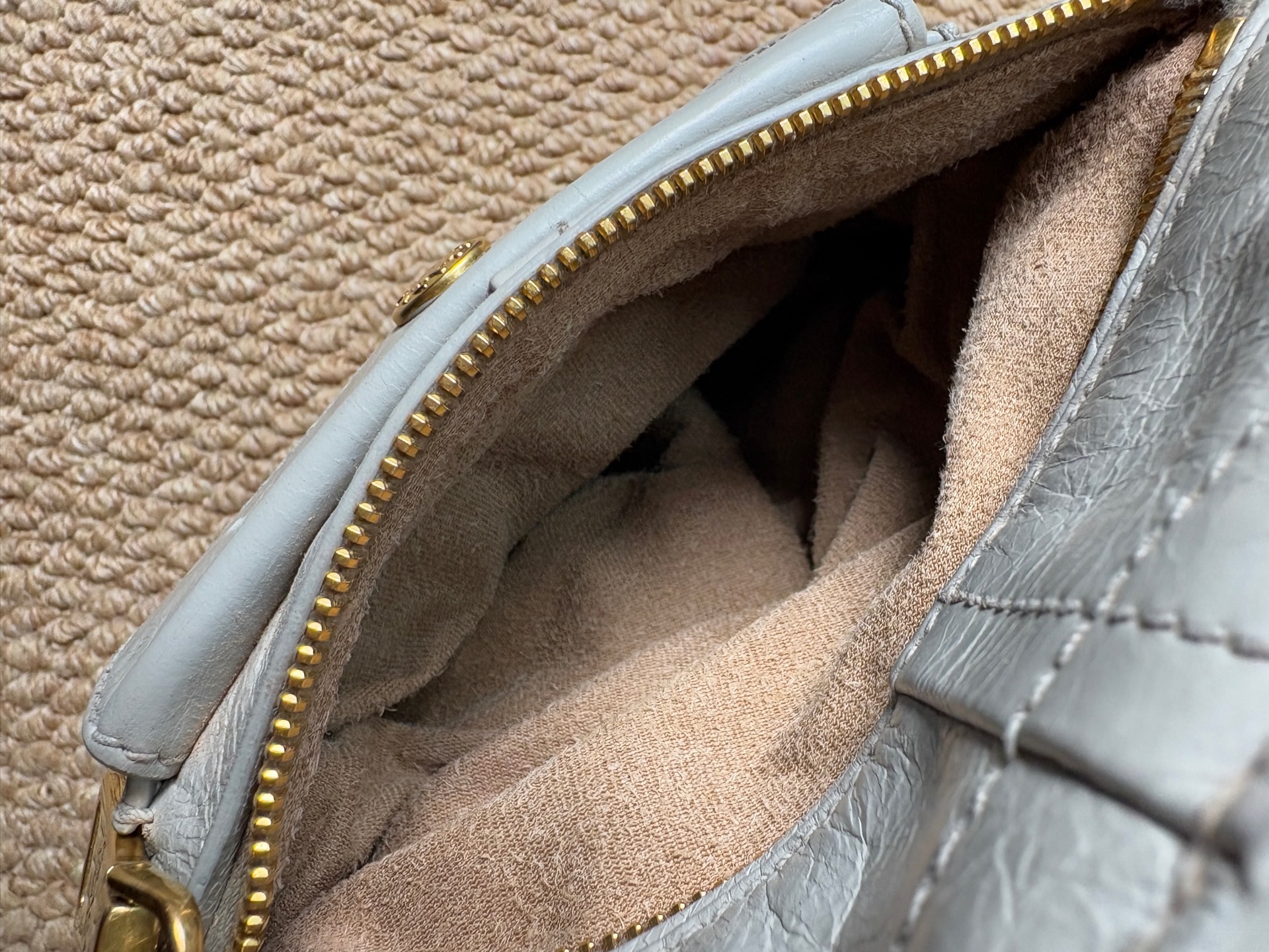 【預訂貨品】Prada霧霾灰油蠟皮機車腋下包