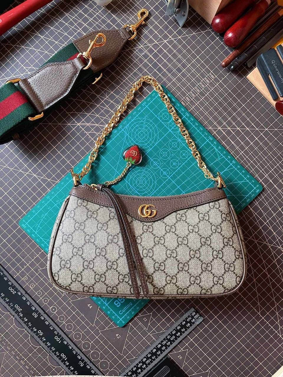 🔘gg ophidia系列小号手袋 草莓圣诞款（天花板级别） 无论你是怎么样的妹纸，想必都有一短小小的时光，总是想被草莓的东西包围着吧！ 今年圣诞款是甜蜜的风格，草莓的色调已经疯狂流行起来了。正厂意大利marbella pellami进口皮，佛罗伦萨顶级的制皮工艺，行业标杆业界翘楚领头四大门派，拿手的猪皮纹有各式各样的软度，所以有些时候真的要好好对皮跟颜色，好皮不是天天有，配上同等做工，打造唯美的气质，优秀得很勒🤩🎀 尺寸：25x15x6cm 🔍款号：735132