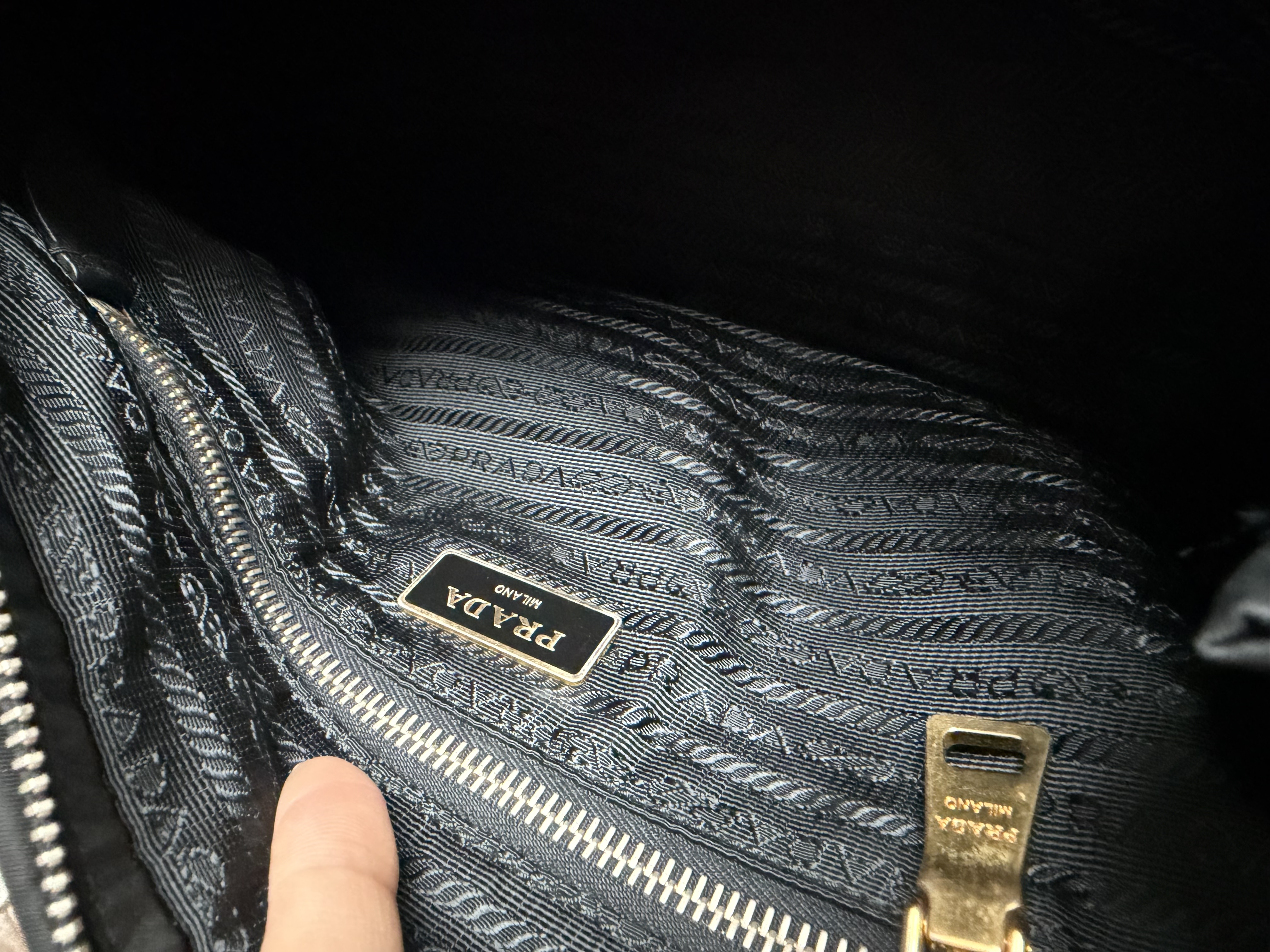 prada黑色 black re nylon bag with original strap