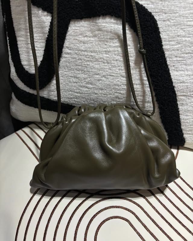 Bottega Veneta BV pouch Shoulder Bag clutch 100%Authentic, 98%new✅dust bag 