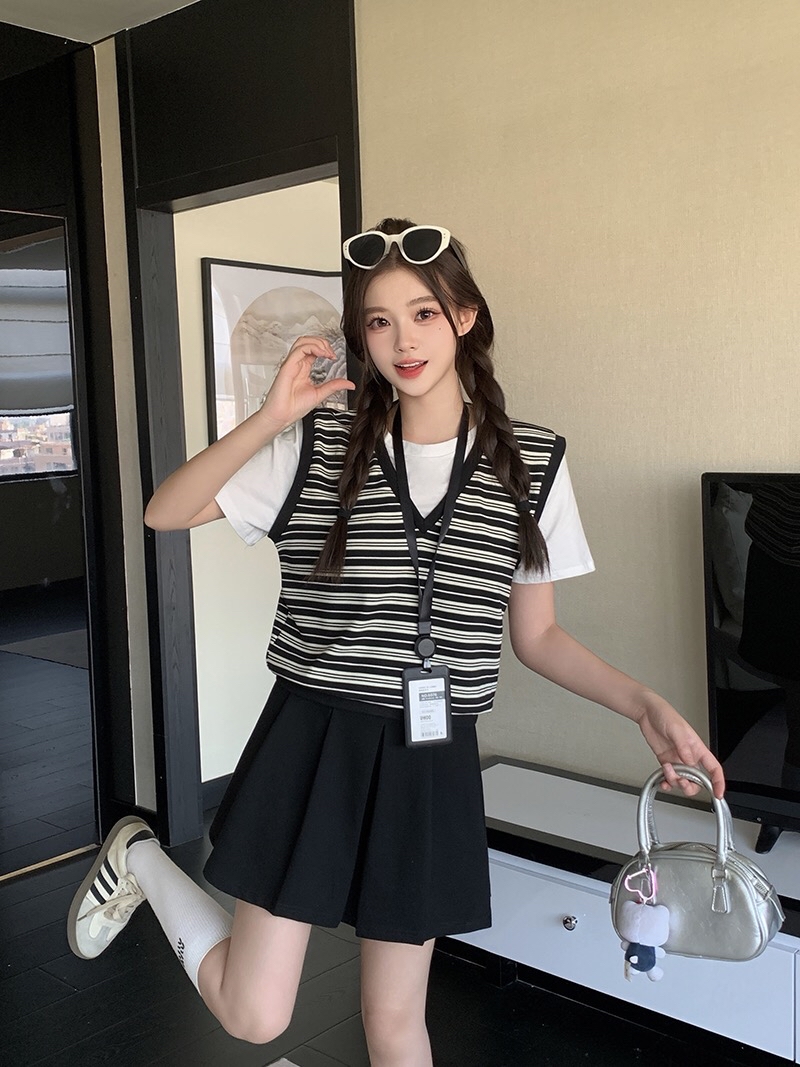 B92(36681) 韩系时尚假两件拼条纹马甲上衣与大版百褶短裙黑套装
