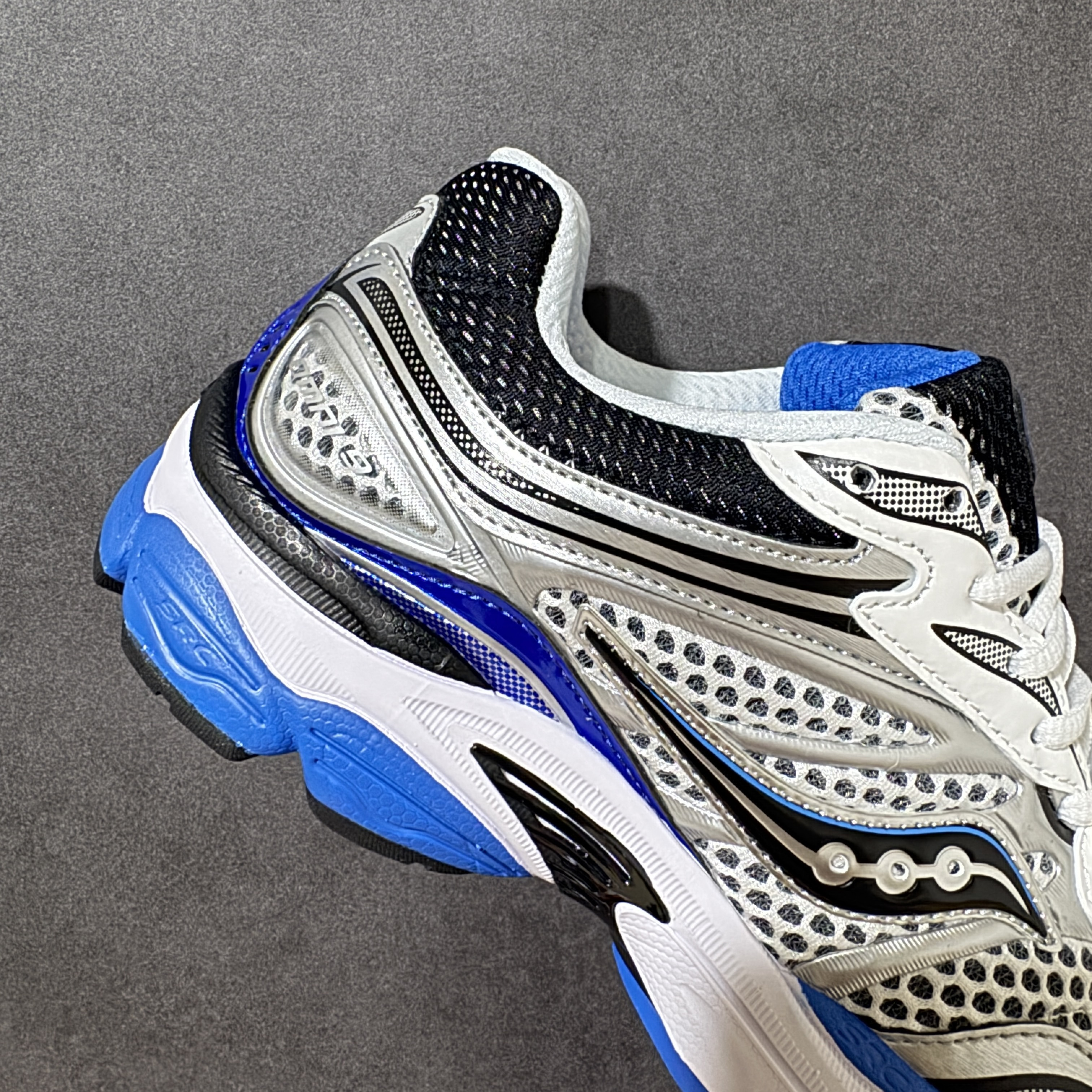 Saucony ProGrid Omni 9 OG