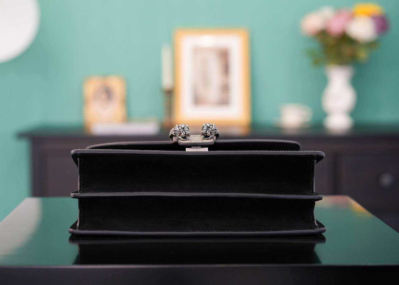 🥯GG Dionysus系列小号手袋酒神 老花黑 28cm GG家入门级小包推荐，酒神里面的经典基础款 经典酒神扣搭配原厂小牛皮 出镜率非常高 简直是穿搭利器 官方款号 476432 尺寸迷你：16.5x10x4cm 尺寸小号：28x17x9cm