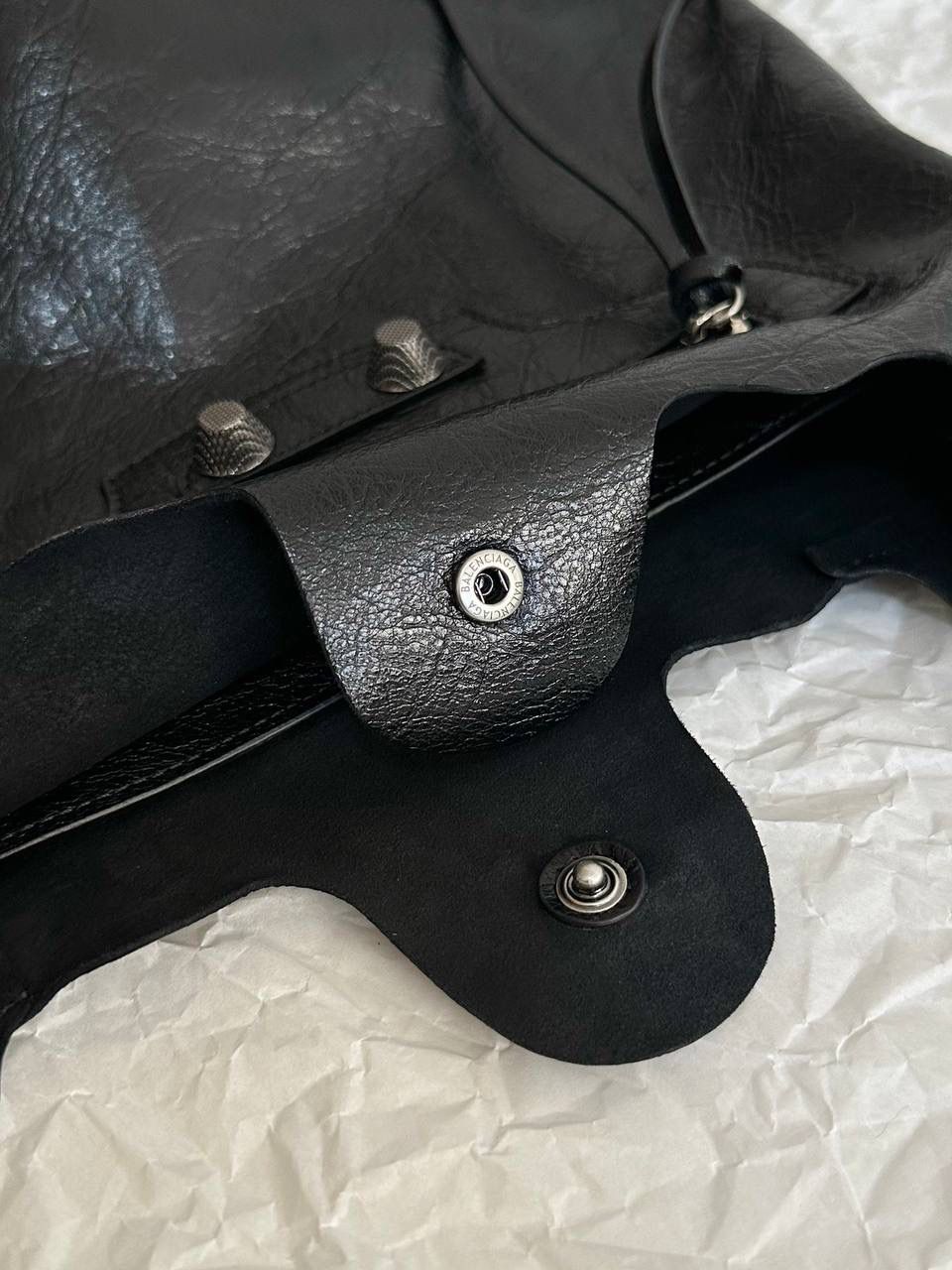 仅剩少量❗️ ba1enciaga le cagole菜篮子背心购物袋📌 超级酷且有趣的一只包 随意又慵懒，还有点酷酷，哈哈哈 是一只可以让全身穿搭升华的时髦包！ 真的很爱机车系列的皱褶感 这个一定要用原厂皮！原厂皮！ 国产的皮又硬又光滑 而且没啥油蜡皮的纹路 一点柔软质感都没有❌ 皮料决定整个包的灵魂 我家的货啊，价格虽贵，但是货好！！ 拒绝市场便宜国产皮通货👿👿 32×30.9×13.9cm780976m