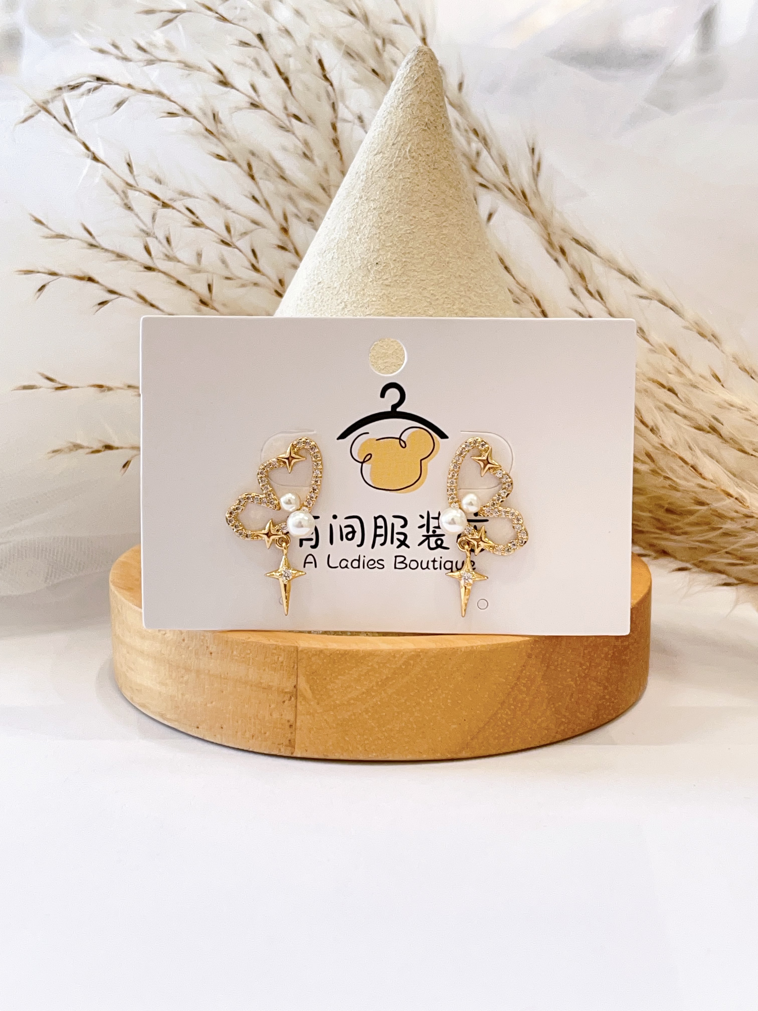 镶钻半蝴蝶珍珠设计耳环