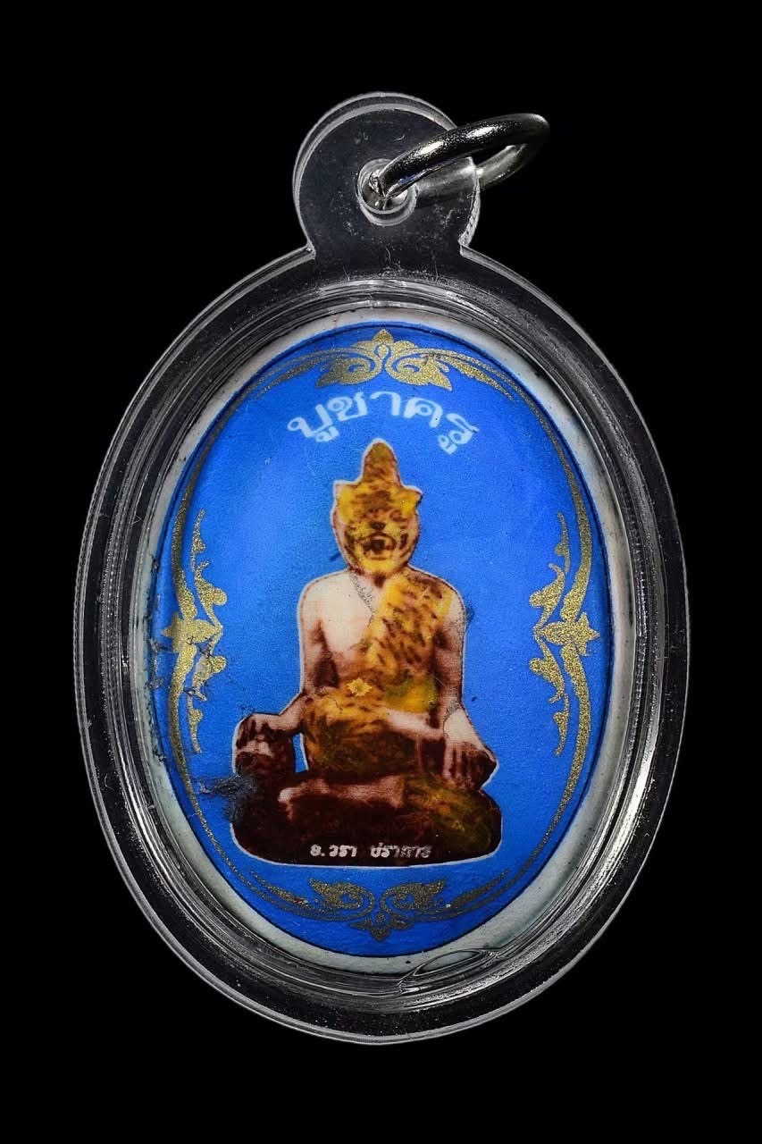 巳故黑法名師：阿贊哇啦 阿贊wala2547 拜師會版布週十面派 虎頭魯士locket 背母子骨 派古曼粉 以及塔固 派粉油 大師迷的必收聖物。 控靈驅邪 成願功效全面。跟tpz驗證咭卡。