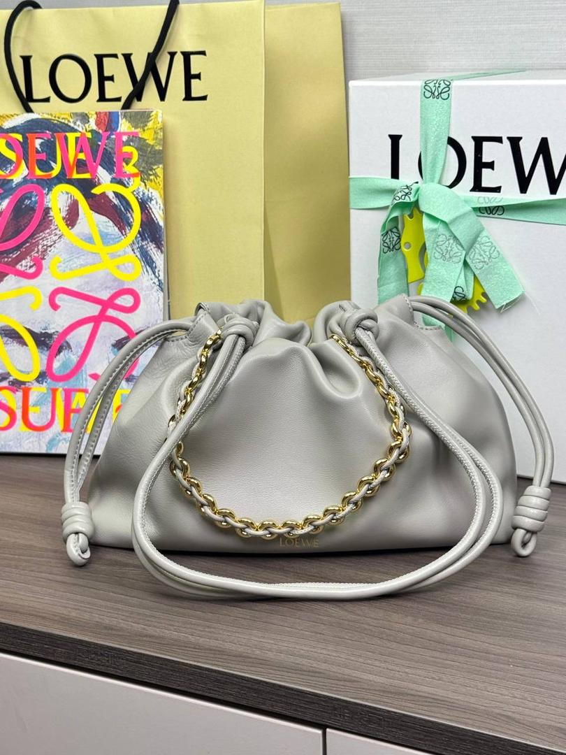 🎈中号链条款𝙁𝙡𝙖𝙢𝙚𝙣𝙘𝙤 𝙋𝙪𝙧𝙨𝙚羊皮 ——【银灰色】 尺寸：𝟯𝟬-𝟭𝟬.𝟓-𝟮𝟬𝐜𝐦 编码：012403 【配全套礼盒】 👉🏻延续福袋收缩绳褶皱设计•羊皮包身手感细腻柔软❤️ 👉🏻链条肩带➕皮肩带的双肩带设计•时尚百搭•给足了集美们多样化的选择。肩带可拆卸可调节•磁扣开合•正面烫金𝙇𝙤𝙜𝙤•呈现出高贵典雅的视觉感😍 👉🏻独家背景➕独家品质➕独家全套砖柜礼盒套装•市场高端品质皆在我手✌🏻