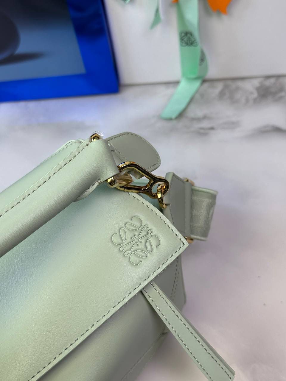 🅰️小号 𝗣𝘂𝘇𝘇𝗹𝗲最新版本❤️ ——（缎面/织带款） ✅经典拼图系列，不规则立体几何设计，最具辨识度的立体廓形和几何美学，顶级进口小牛皮搭配德国沙菲线，独家定制五金，𝗬𝗞𝗞拉链拉头 ✅容量超大，颜值高，四季百搭，新款自带可拆卸𝗟𝗢𝗘𝗪𝗘织带宽肩带‼️ 尺寸：𝟐𝟒-𝟏𝟎.𝟓-𝟏𝟔.𝟓𝐜𝐦 款号：061609织带款春玉色