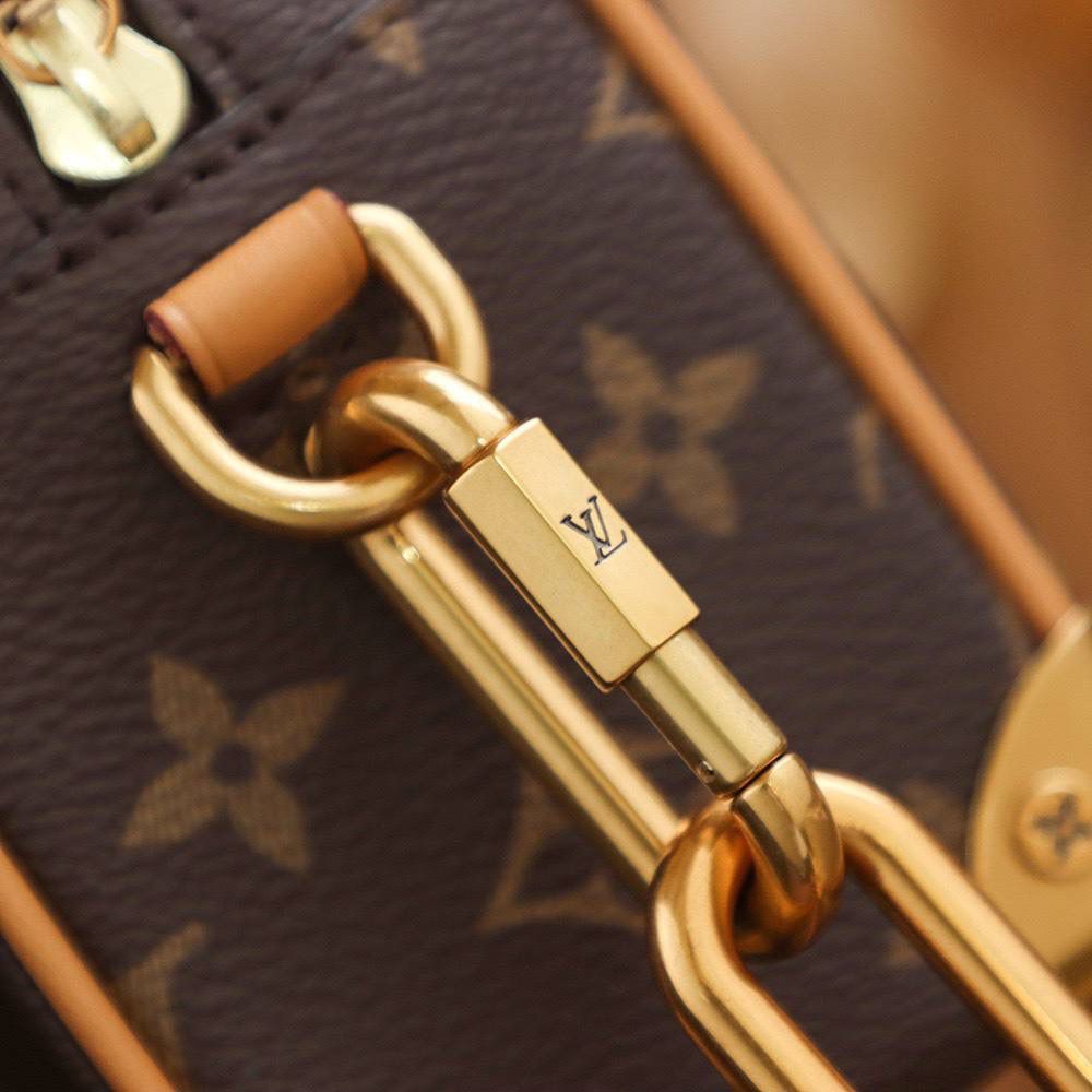 特级AR原厂 𝐌𝐢𝐧𝐢 𝐒𝐨𝐟𝐭 𝐓𝐫𝐮𝐧𝐤 老花🎀 尺寸：18.5*13*8cm 复古老花软盒子包， 大金复古做旧链子作为整个包的点缀核心点， 让整体复古感更加强烈，大金扣可调节的长度， 满足于日常的身高需求，男女通用上身都颜值巅峰， 男女上身颜值无任何缺点，一直都是断货王状态💯🔥