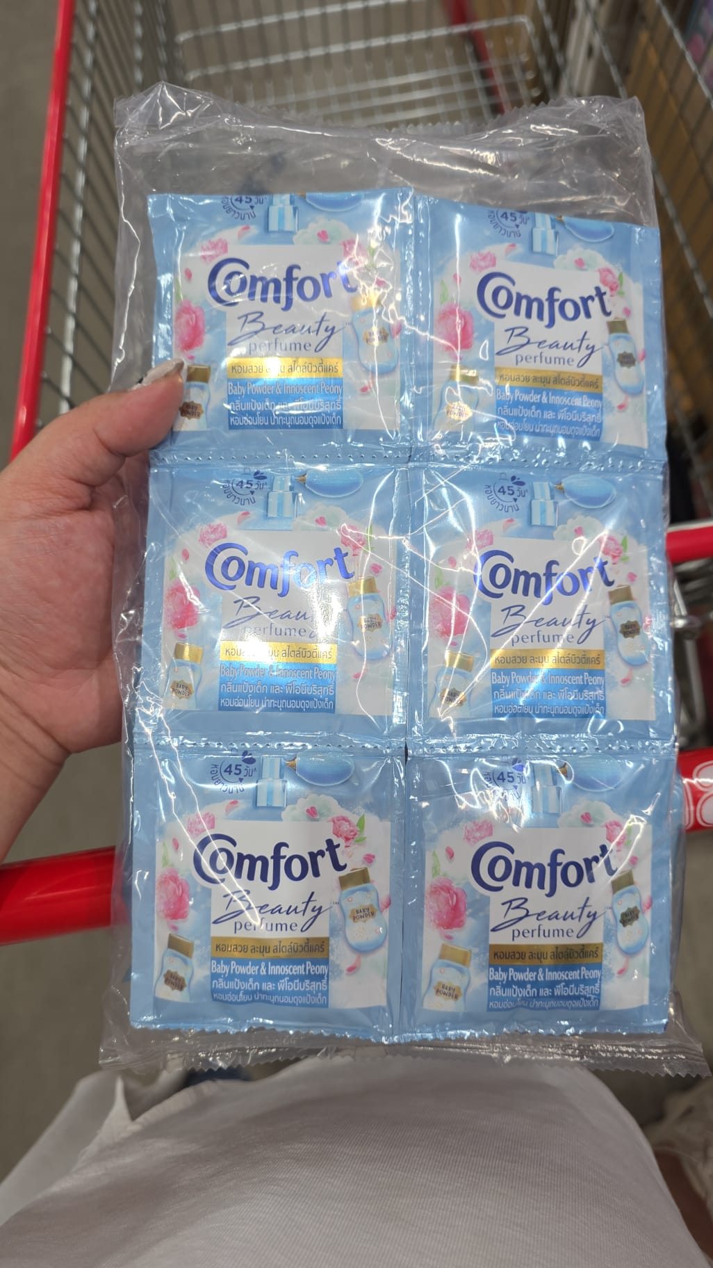 Comfort 美妝香氛濃縮衣物柔軟精，香味為寶貝粉與純淨牡丹