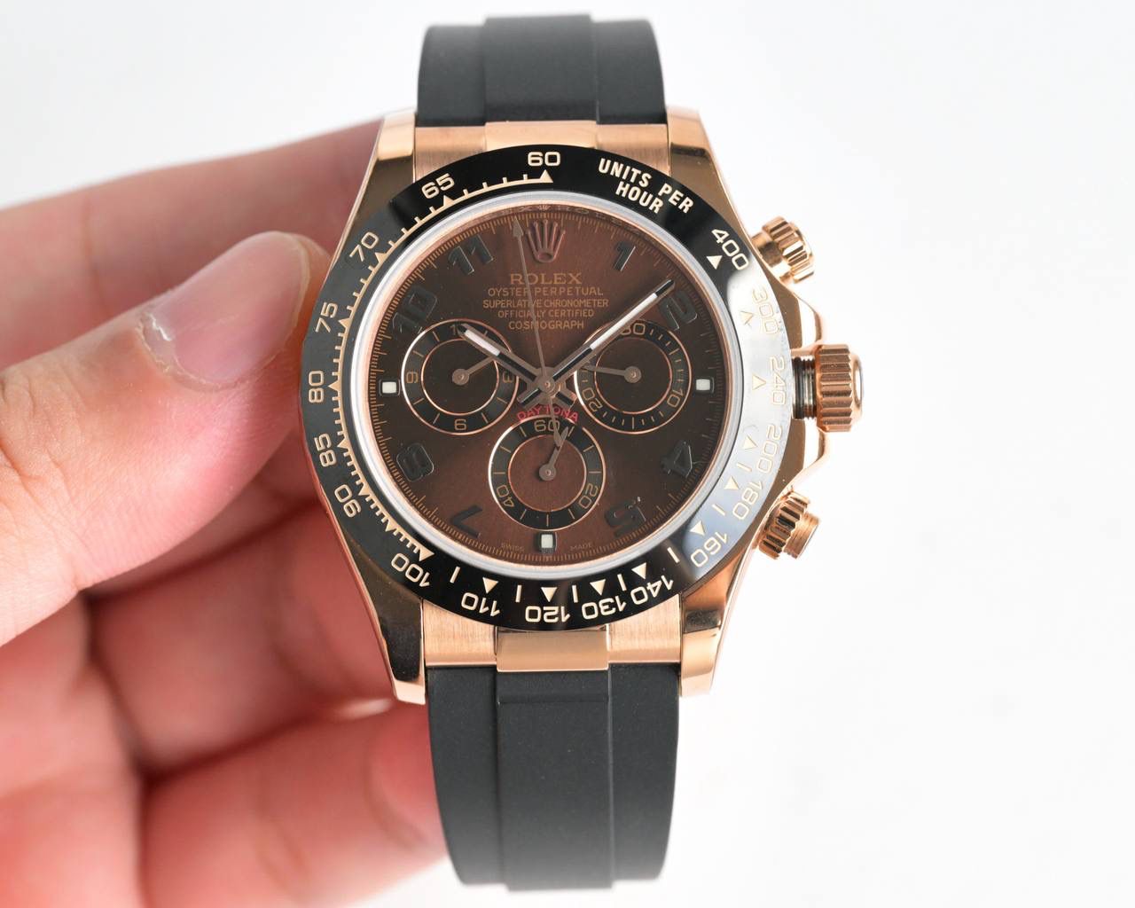 18k包金 ROLEX-劳力士迪通拿系列一档调时 计时秒针 3字位9字位小针 功能原装一致！表壳原版开模，表盘尺寸40mm。厚度目前市面上最接近原装的 陶质实心外圈连计速刻度（采用真陶瓷工艺 刮不花 永不退色 质感和正品一致）功能盘字体和盘面logo采用叠加印刷工艺，从侧面观察会有微微隆起之感。盘面的底色纹路经过无数次过滤改正，确保百分百吻合与原装。其上的劳力士金属LOGO单独开模，无论是立体感还是圆润度均可PK原装 易读Chroma light夜光显示 配长效夜光物质。表镜平形蓝宝石水晶玻璃 抗刮损，效果绝不重影，吻合正品。⚠⚠六字位正品一致的有防伪的小皇冠👑（注意细节）表扣采用进口精钢1:1散件打磨而成 拉沙内侧 腐蚀劳力士钢印 外置正品一模一样的表扣保险环，完美在每一个细节！