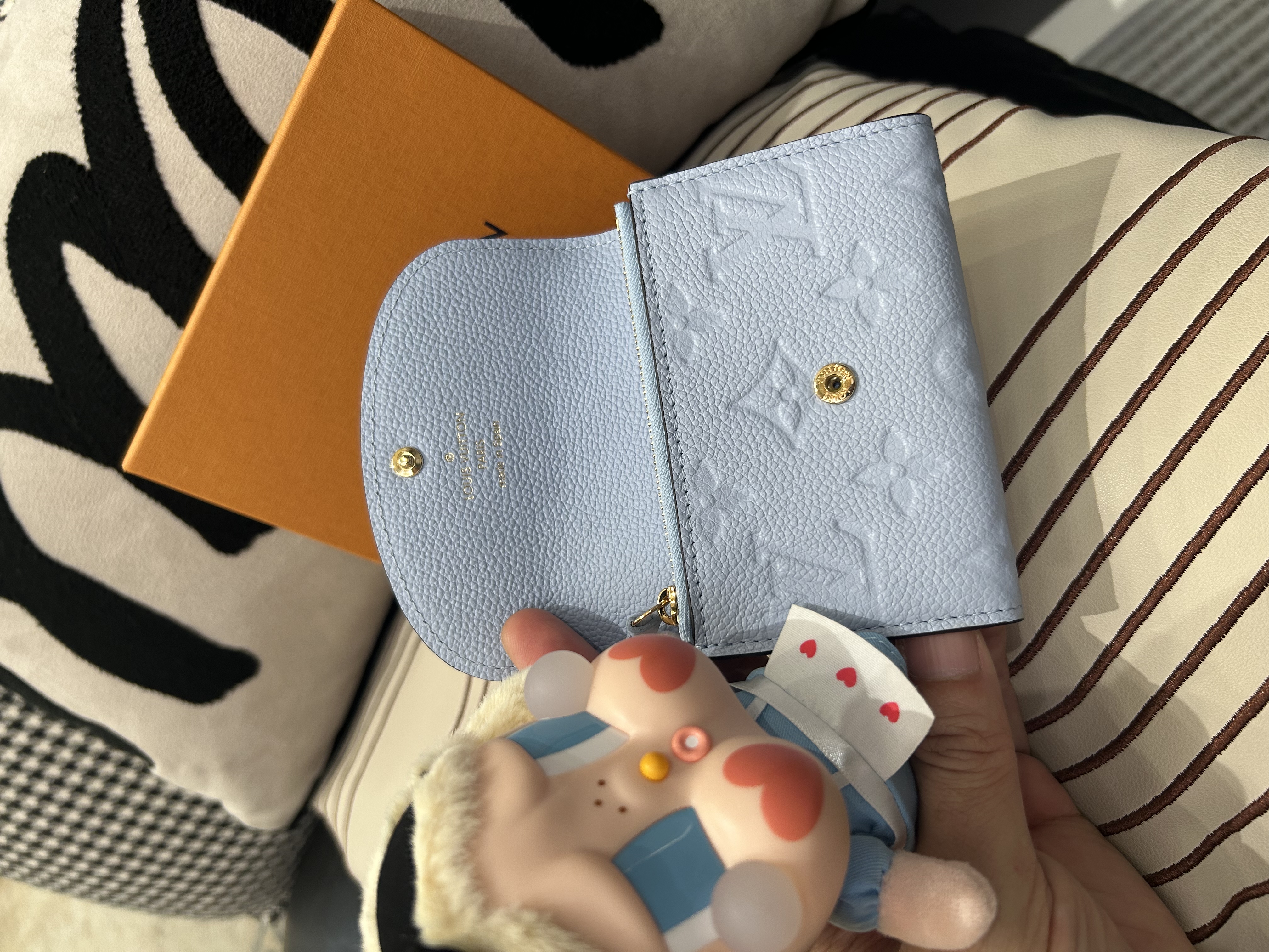 未使用品 Lv Rosalie Coin Purse M81923  Monogram Empreinte 壓紋皮革錢包Blue Nuage 100%Authentic, Unused ✅Dust bag✅Box