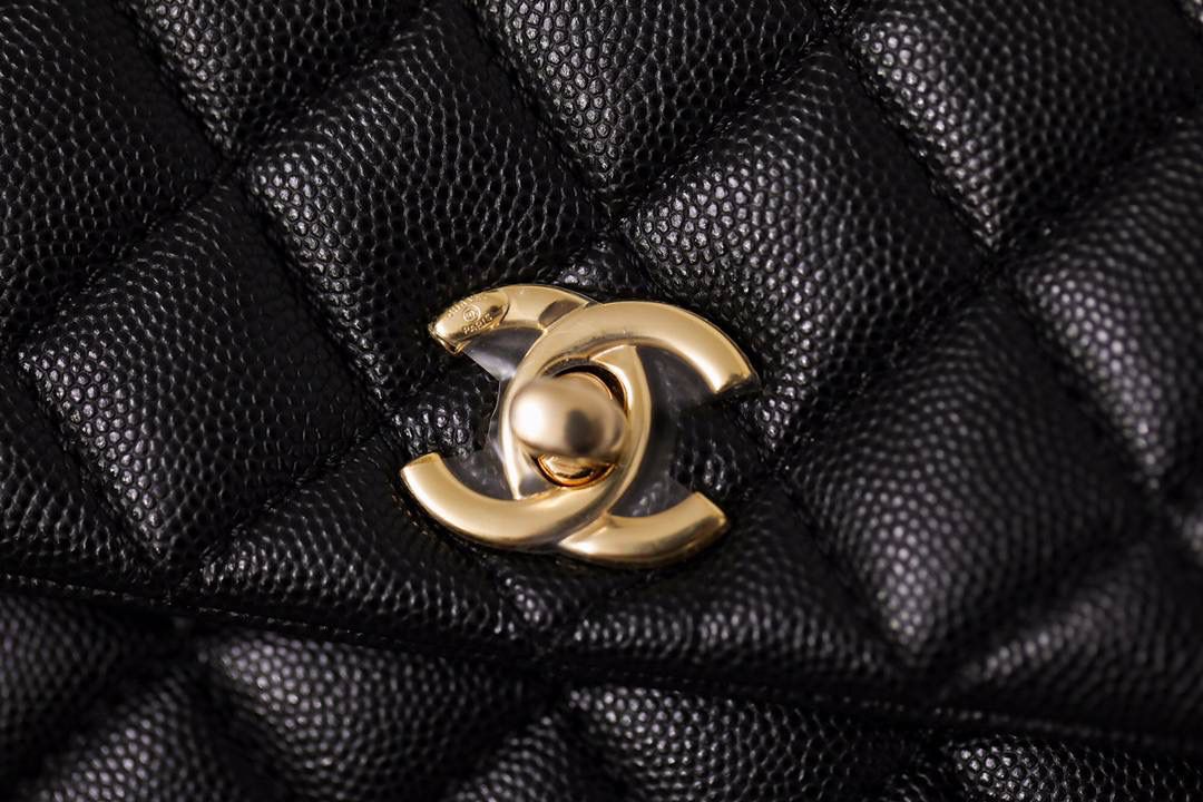 coco handle小号黑荔枝纹配枣红蜥蜴皮，和CF一个渠道的尾单货，拿过的都不用多介绍啦！❤️‍🔥❤️‍🔥 尺寸:14 X 24 X 10cm