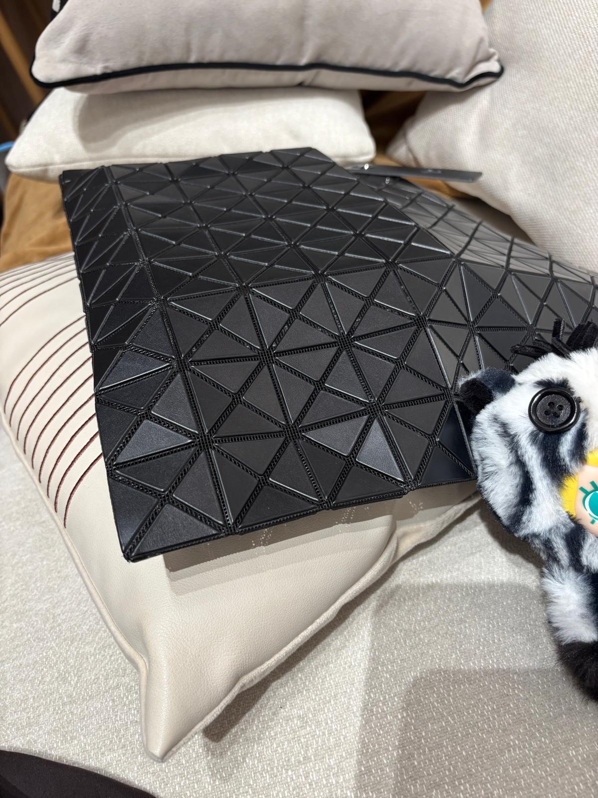 Issey Miyake Bao Bao Tote Bag 啞黑色 100%Authentic, 98%New ✅ certificate✅Dust bag