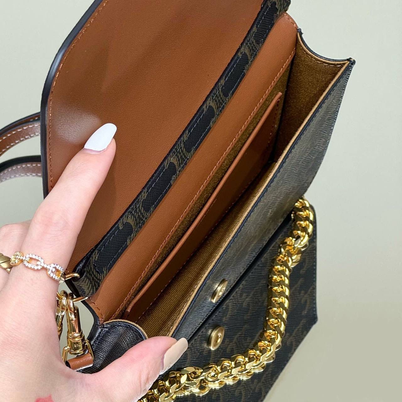 🔥大货实拍图 𝗖𝗘𝗟𝗜𝗡𝗘 ♥️ 𝗠𝘂𝗹𝘁𝗶𝗽𝗼𝗰𝗵𝗲𝘁𝘁𝗲三合一 型号：10L972 尺寸：20.5*11*4cm CELINE也太懂女孩子需要什么了吧～新款包袋有两条肩带哦，斜挎背让你更方便行动自由，腋下背让你更好展示自己的风格！