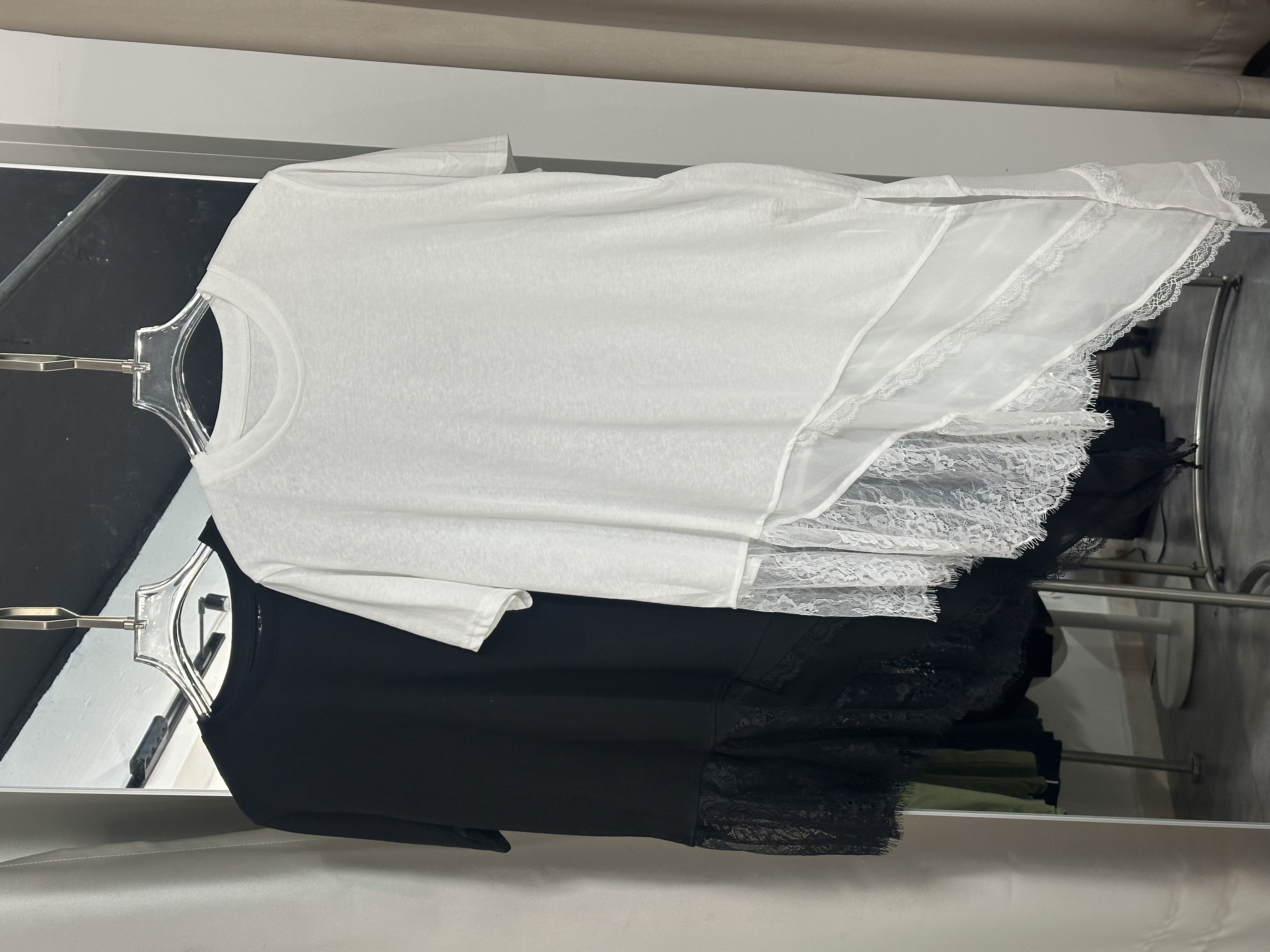 蕾絲拼接不規則下擺上衣