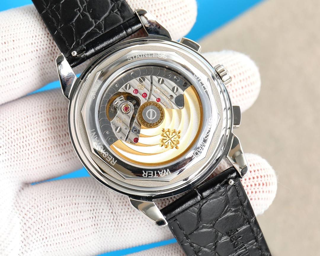 百达翡丽超级复杂功能计时系列！用心之作，细节方面： 1：团队历时两年多精心设计，不计成本，敢为人先，力求完美，克服重重难关，突破多层技术瓶颈，机芯型号为CH 29-535 升级版，质量稳定！ 2：尺寸41毫米，厚度11毫米！ 3：表壳为316L全钢镀纳米铂金表技术，更彰显高贵大气，表带搭配意大利头层小牛皮！更显大气上档次！你值得拥有！