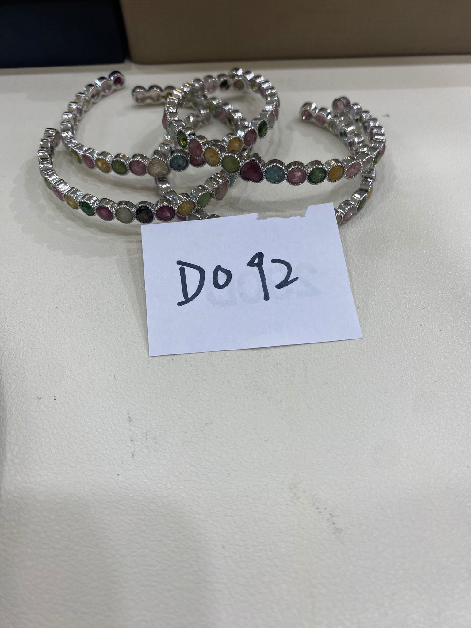 D092 彩虹碧璽鑲嵌手扼 