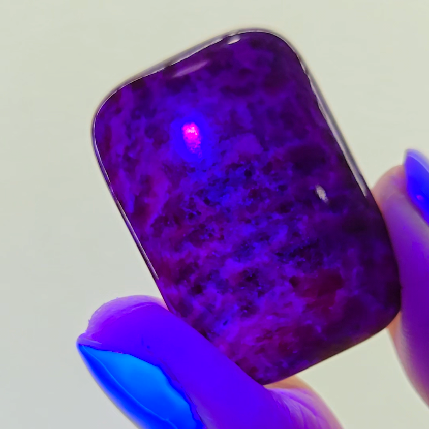 Ruby cabochon with marbling and UV reaction - RBY117