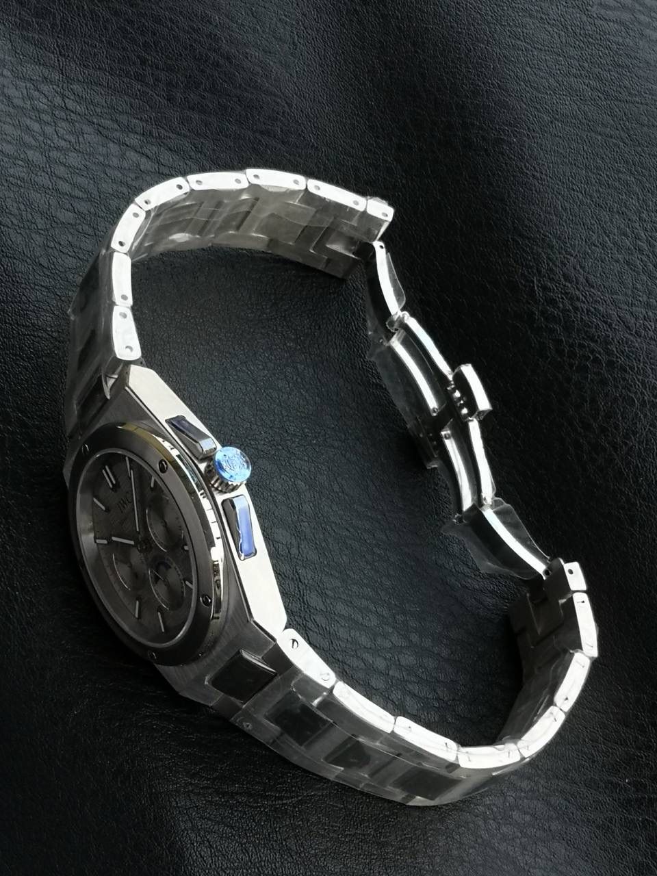 万国工程师系列万年历腕表，复刻界最复杂的腕表，所有功能同步原装，所有功能调节通过把头控制. 1⃣️【功能介绍】3点钟位置显示日历，9点钟位置显示星期，6点钟月份月相指针显示。 2⃣️【做工精细】外壳采用原版同样的三件套结构，中间拉丝，上下壳为抛光，镜面采用高成本的锅盖形蓝宝石，使其质感提升。 3⃣️【机芯性能】尺寸41.6mm,机芯采用天津机芯改82600，高效稳定，动力时间长达72小时以上，进行加装复杂的万年历模块，而且同步所有功能实现同步原装通过把头调节。 4⃣️【⚠️注意事项】由于万年历模块十分复杂在出货前都会调准时间，客户收到直接上链上手佩戴即可，⚠️请不要轻易乱调，由于机芯加装升级功能，调节需慢慢按调。