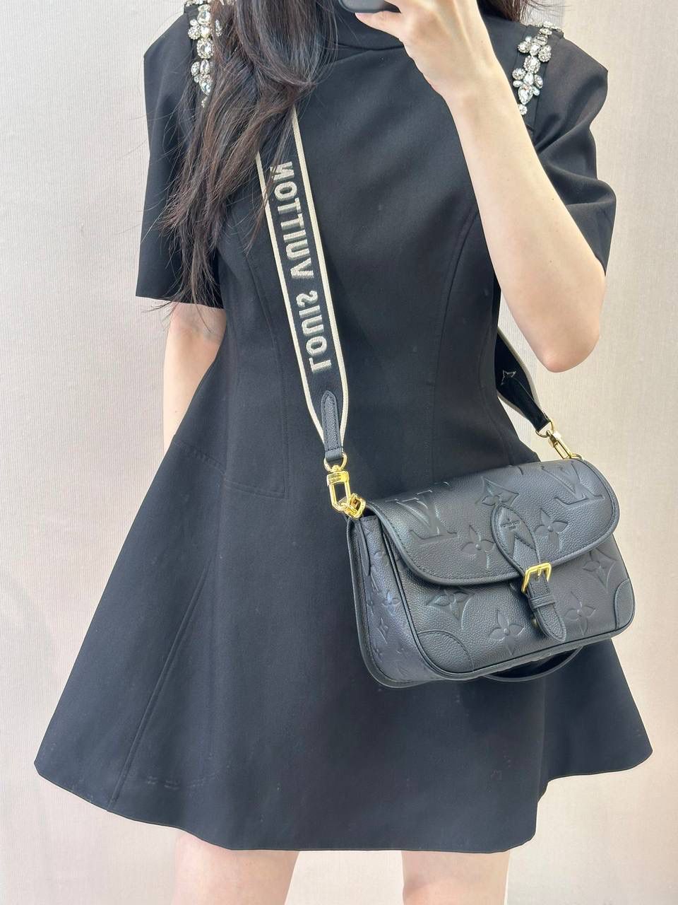 Diane 法棍全皮👜✨ 可以说是去年的一大王炸 是驴子家一年都在吸金的爆款！ 今年再次开发全新的压纹牛皮系列！😍💯 想必想再续辉煌哈~ 全新的设计将品牌标识织入可拆卸宽幅提花肩带，在可拆卸皮革肩背带之外再添斜挎选择，灵活契合优雅格调且试用性超强！短肩带即可腋下，又可满足手提！可谓是，功能性强大！ 尺寸 25×9×15cm