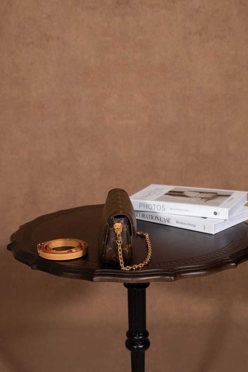 𝐖𝐀𝐋𝐋𝐄𝐓 𝐎𝐍 𝐂𝐇𝐀𝐈𝐍 𝐈𝐕𝐘😍 ▪️【上身图 供参考▪️】背上这款包包，瞬间化身精致的时髦精。它的设计造型时尚百搭，随意搭配都是颜值天花板🥹💕 双链条设计可单肩可斜挎✅ Size：23.5 × 12 × 4.3 cm 人气法宝系列💕 Ivy WOC 属于精致又时髦的小包款，整体设计真的可以说是 yyds❤️‍🔥❤️‍🔥 采用双链条设计，可单肩背 / 斜挎，多种精致又时尚的元素组合在一起，春夏秋冬四季都非常好搭🤩