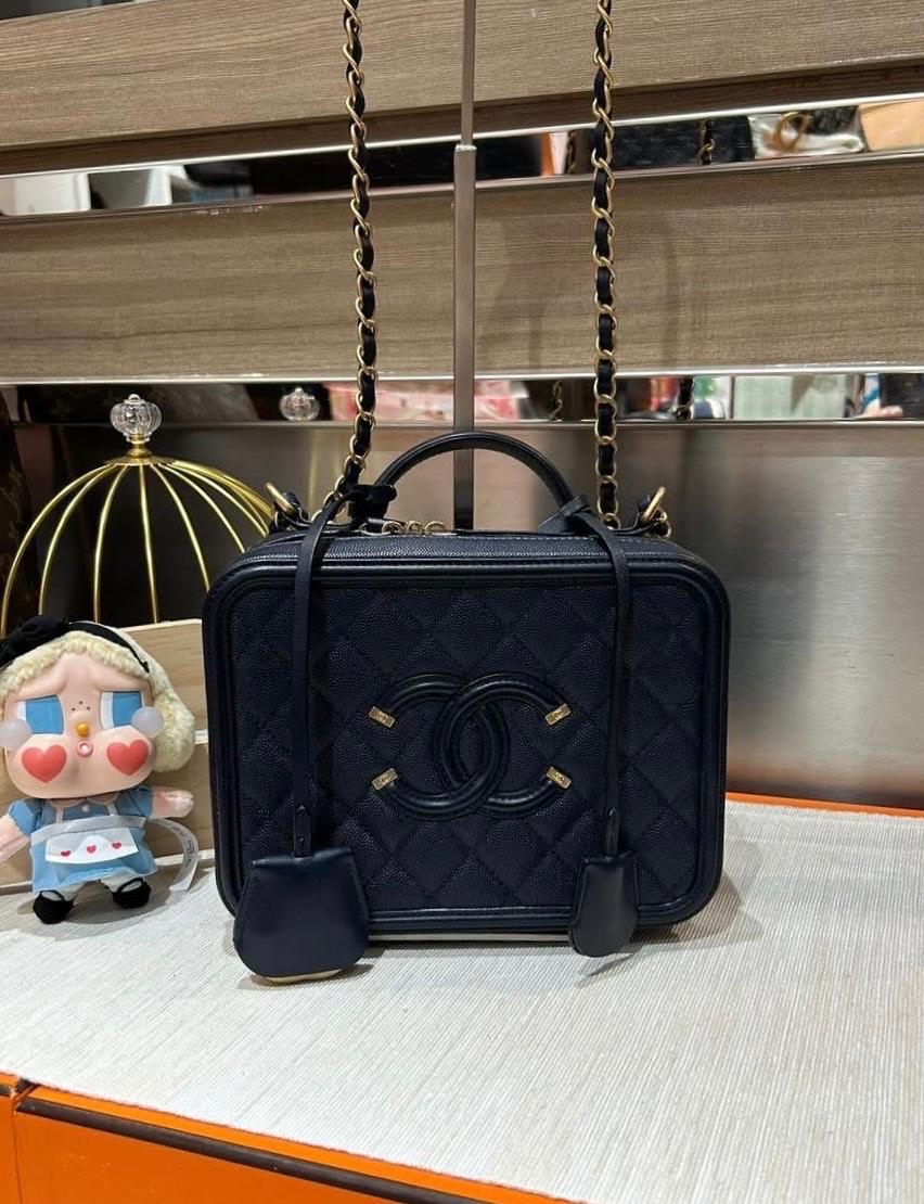 Chanel vanity cc filigree ,Medium navy 牛皮 100%Authentic ,98%new  ✅26card✅dust bag✅box