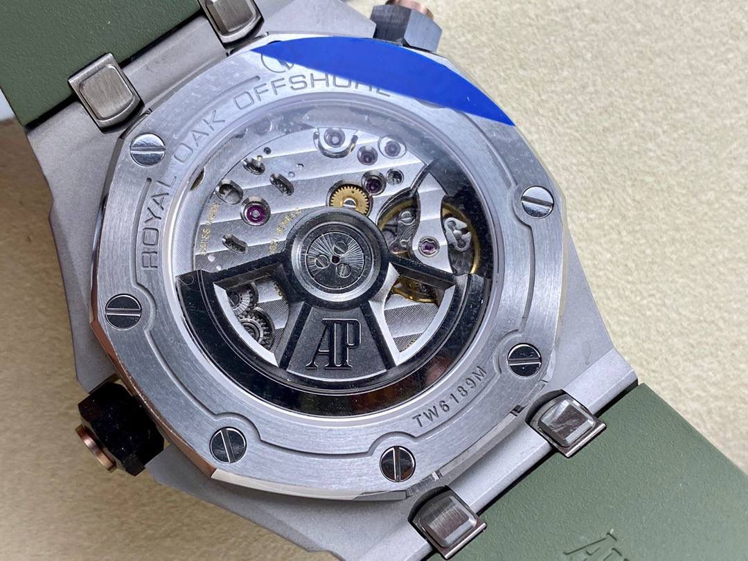 🚀爱彼15720st 搭载全新定制一体机cal.4308机芯(非各种日本机改板），整体腕表尺寸42x141.2mm, aps不惜高成本开发一体机，原装开模，让复刻高度更进一步💯 ❶机芯:机芯采用定制一体机cal.4308机芯并非市面上普通版本夹板机，日历瞬跳功能所有齿轮均真实可动并非装饰，机芯采用CNC刻字更清晰更立体 ❷表壳:dps原装开模，拆解正品原装数据,3D立体建模，使其尺寸比例与原装完全一致,所有配件与原装通用互换，表壳笔直的拉丝工艺和棱角分明的表壳完美融合❸表带:经过2年的试错，不断提升工艺和品质，最终达到原装无二的效果,无论从颜色材质、和工艺都能媲美专柜表带,可以与原装互换 ❹头粒:采用与原装同步的一-键快拆式按钮使表带可以轻松一键拆卸，表扣同样也是采用一键快拆式设计，可以通用正品