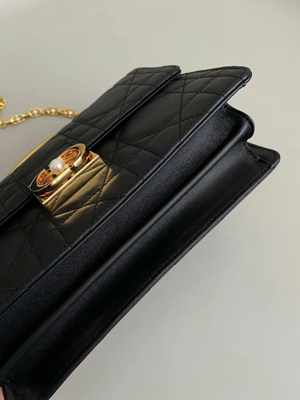 🈶黑色小号 𝐃𝐢𝐨𝐫 𝐀𝐧𝐠𝐞 𝗯𝗮𝗴手袋 这款颜值真的好看爆! 拿手上那种厚重的千金感’一秒沦陷 超大的CD 按扣、珍珠金属链条、和全金属手柄加上复古的包型、让整体非常精致 有种阳刚与柔美的酷时尚感 内里有隔层，可以很好的把私人物品归类 手拎手腕肩背腋下都可以 真的做到实用好看俩不误，超赞！ 25×7×16cm #💰115050m