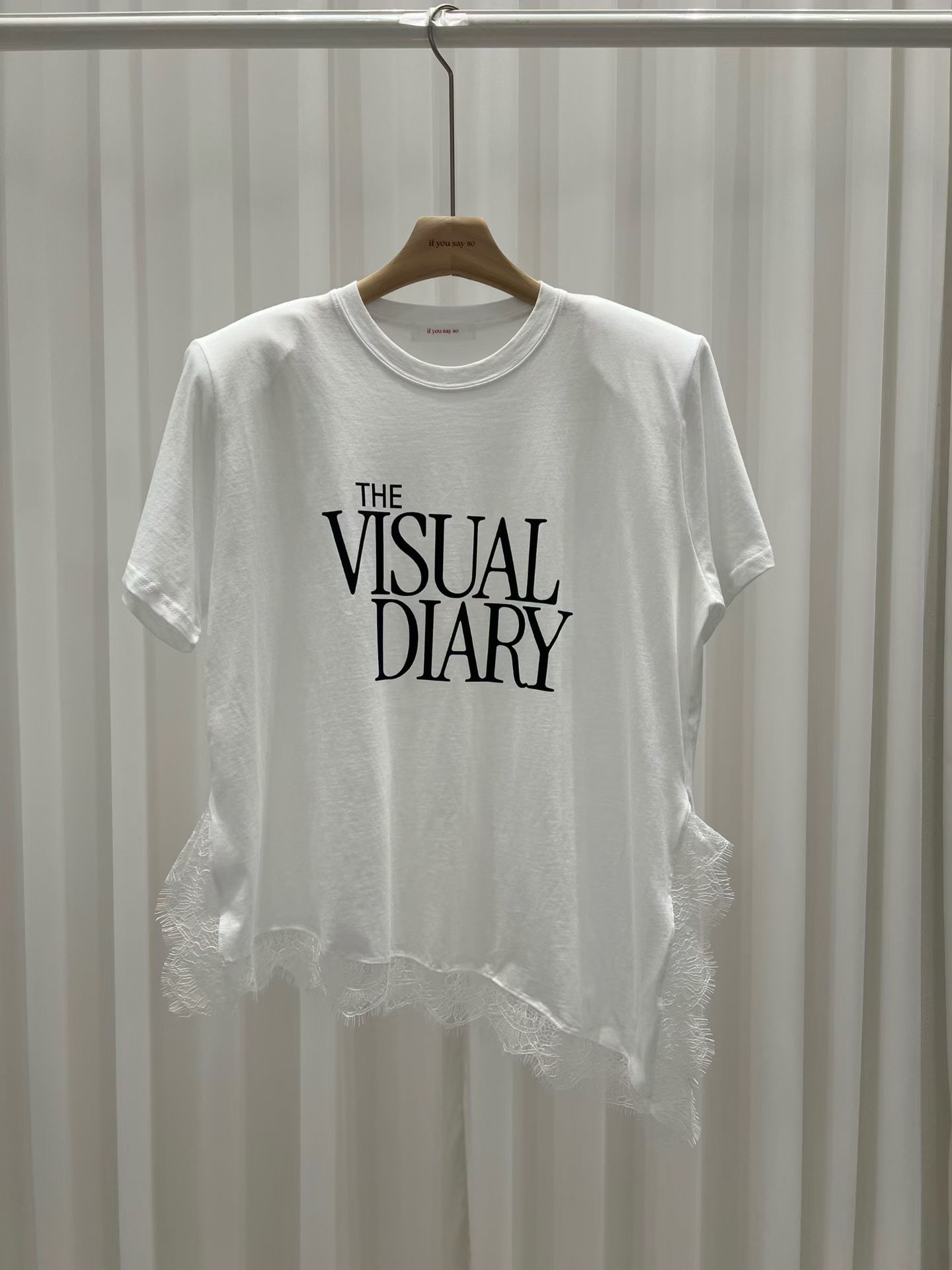 Lace 斜腳字母Tee