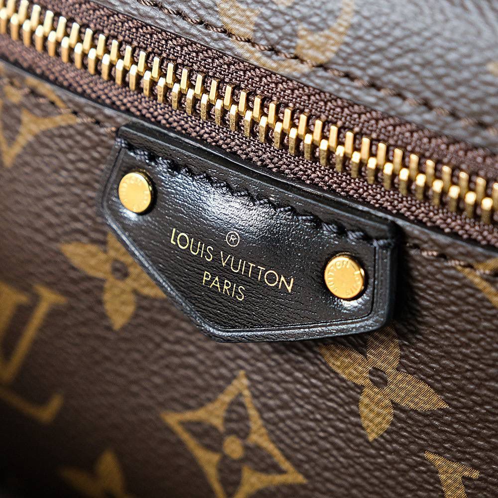 𝐕𝐀𝐍𝐈𝐓𝐘 菱形芯片跳动码化妆包系列🎀 𝑽𝒂𝒏𝒊𝒕𝒚 𝑪𝒉𝒂𝒊𝒏 𝑷𝒐𝒖𝒄𝒉躲不过化妆包真香定律，复古且松弛感直接拉满‼️ 娇小玲珑的包型，比经典老款更加有型，包身依旧采用经典焦糖老花拼色搭配，为了更加满足时髦精们的搭配，它配备了长短肩带，一包可多种背法。🤩😍 至从它的出现，热度至今一直未减，虽然包身变小，可一直不影响它的容纳量，真的是巨巨巨能装，小巧优雅，无论手提 腋下 斜挎设计上身真的超美！❤️❤️ 五金材质：厚镀纯钢五金 皮料材质：菱形法国原厂皮面料【芯片版】 尺寸详情：𝟏𝟗*𝟏𝟏.𝟓*𝟔.𝟓𝐜𝐦