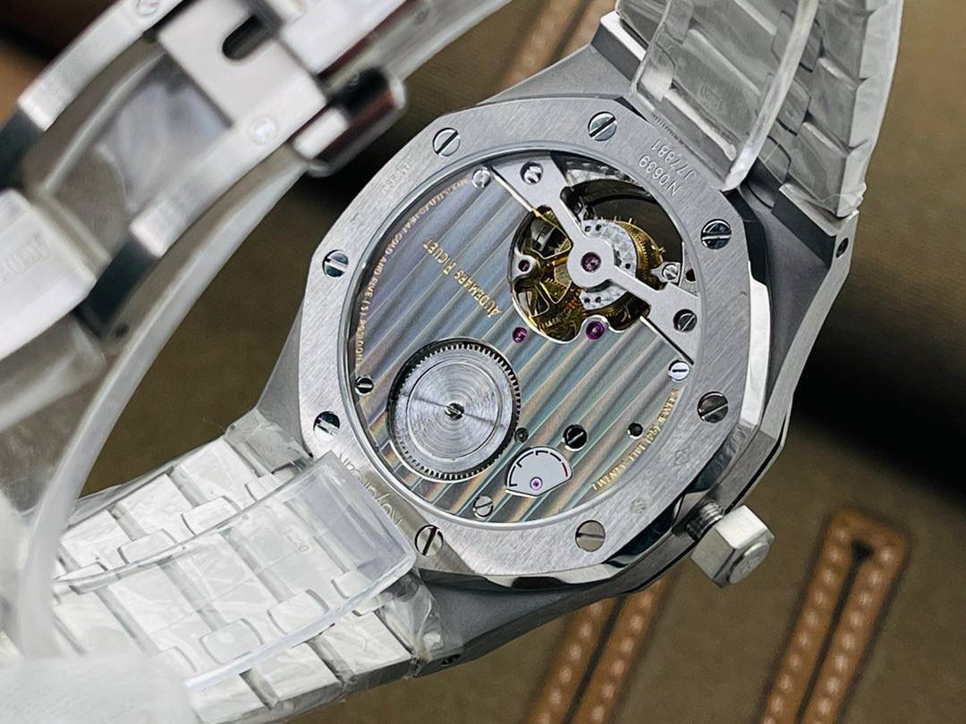 爱彼A P皇家橡树陀飞轮精品腕表 升级细节🔥 1⃣️独家订制Cal.2924机芯，动力储存68小时！ 2⃣️腕表依旧保留的八角形表圈、标志性的六角形螺丝以及经典表带！ 3⃣️皇家橡树系列超薄陀飞轮腕表在经典的“Tapsisserie”格纹上进行再度创新，形成了新的格纹“Tapisserie Evolutive”！熟悉又陌生的表盘格纹装饰带来全新观感，成为这款腕表的点睛之笔。 4⃣️表壳直径为41毫米，厚度为11.2毫米！