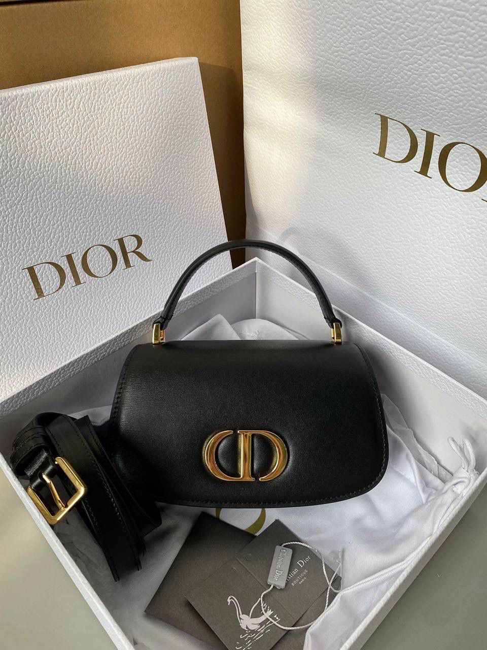 🈶 黑色小号 💙 Dior Top Handle 蒙田30 ✨ 自带手柄＋可调节肩带， 手拎👜 / 肩背 / 斜挎 都可以～ 但我个人最爱它的内里设计 💭 多隔层真的很方便，用起来很顺手 😆 📏 尺寸：19 × 9 × 8 cm