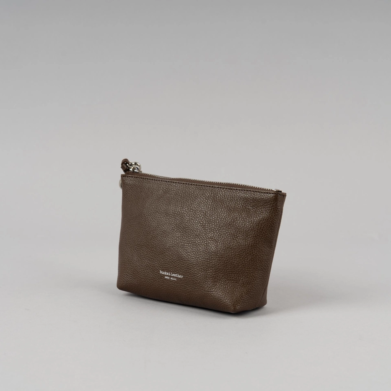【收納包】 預訂_Stand Pouch S By Bucks & leather
