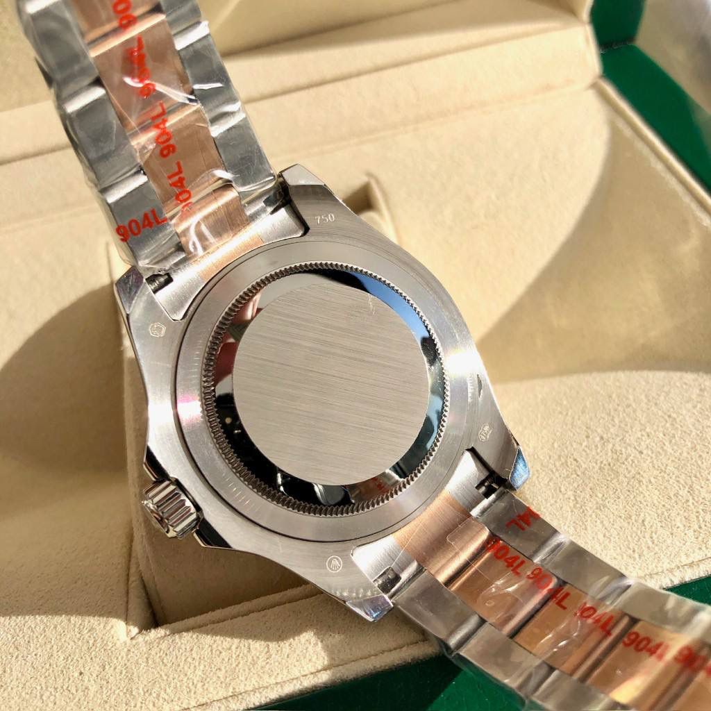 【经典名仕 一劳永逸】劳家爆款游艇名仕型系列m116621-0002男士腕表40mm间玫游艇出货，继续秉承AD家族优质特色、独家出品一表一码，三码合一 【机芯】搭载AD专注而制0️⃣返修、💯全新原装西铁城8215全自动机械机芯，走时精准，性能优异，动力储备高达48小时 【表壳】316L精钢表壳 高端同步防指纹[强]陶瓷圈口原版同步双向旋转，完美呈现与原版一致的弧度、光泽，超强高密度矿物质玻璃镜面，精致的做工完美秉承原装的潜水游泳🏊‍♀️性能 【字面】大厂同步超强夜光，夜光刻度、表针无瑕疵斑点、晶莹剔透，细节同步正品，内影圈刻字清晰，字体匀称 【表带】搭载316精钢表链可调节原装表扣