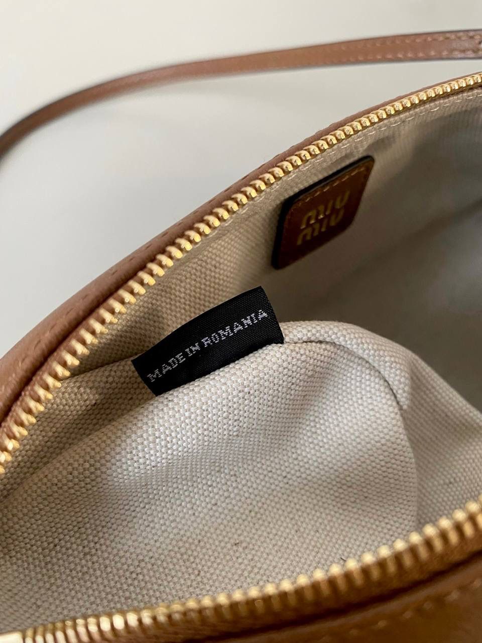 🈶焦糖色 𝗠𝗶𝘂𝗠𝗶𝘂迷你小圆筒 小小一只，太可爱了啦！ 头层Nappa(纳帕)羊皮用料 柔软细腻有光泽，透出高级的质感 整个包都好软糯手感超治愈的！！ 自重非常非常轻！日常还能装不少 肩带长度可以调，冬天大衣能轻松驾驭 小包闭眼冲就是了，四季可用 21.5×9×9cm #F0055m