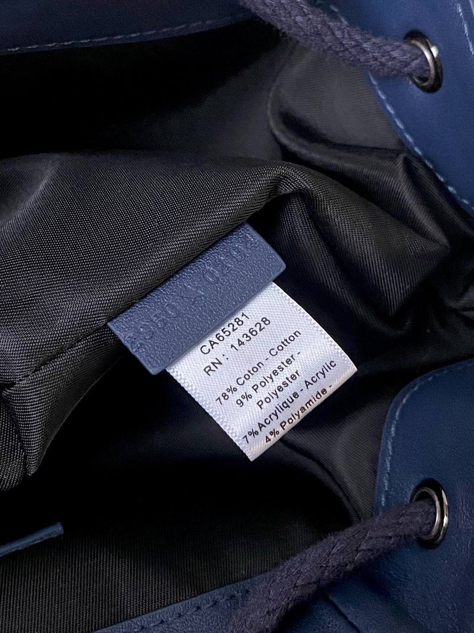 🈶老花蓝 𝗗𝗜𝗢𝗥 𝗕𝗮𝗯𝘆 𝗺𝗶𝗻𝗶双肩包 这么乖巧的超迷你尺寸，谁不迷糊啊！ 简直太太太可爱了，小小一只萌翻 俏皮的少女感非常减龄，又奶又显乖巧 大人小孩一起用啊！出门赚足眼球了！！ 手机是完全能装下的，日常用刚刚好 也很适合出游的时候背，轻便解放双方 可以毫不犹豫的首选，颜值实用并存 18×19.5×10.5cm #6616m