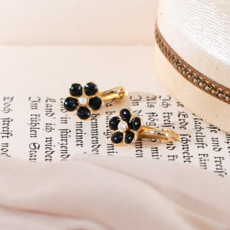 Vintage c.a. 1980-1990s Dainty Black & White Flower Head Clip Earrings from Germany (NA0666)
