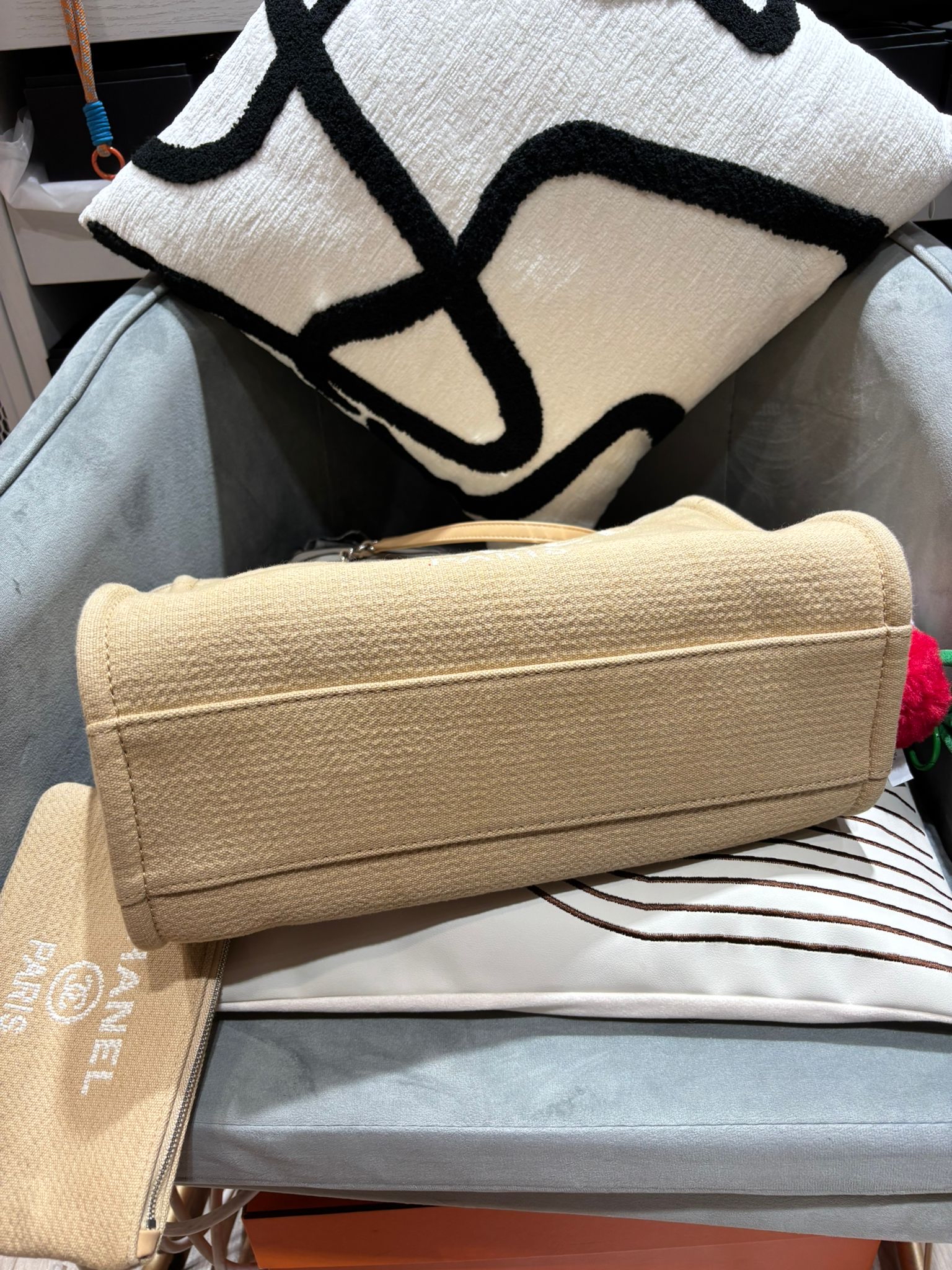 Chanel deauville tote bag with pouch 100%Authentic,98%new ✅晶片✅dust bag✅pouch 