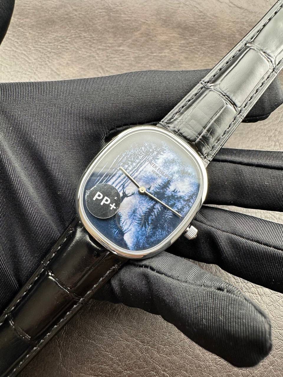 PP➕ Factory2025新品首发｜百达5738系列 68克配重版 复刻经典，更胜经典——GOLDEN ELLIPSE 黄金椭圆腕表重磅登场！ ✅ 黄金分割美学重塑：遵循1:1.6181经典比例，34.5MM×39.5MM椭圆表径搭配7.7MM纤薄厚度，复刻古典韵味与佩戴舒适度。 ✅ 316L精钢表壳：介于圆形与矩形之间的别致椭圆轮廓，还原原版线条张力，质感细腻出众。 ✅ 3D立体云贝母表盘：专属浮雕打印工艺，折射神秘深邃光泽，告别市面暗淡平庸款，上手自带高光。 ✅ 定制进口小牛皮表带：21X16尺寸对版原配，搭配同型椭圆表扣，与表壳设计遥相呼应，贴合手腕更显格调。 ✅ 9015精准机芯：走时稳定精准，兼顾实用性与耐用性，日常佩戴无压力。 PP➕不做“远观款”，只为呈现最接近原版的真实佩戴体验——从细节质感 to 上手触感，每一处都经得起近距离审视，让经典韵味在腕间完美延续！