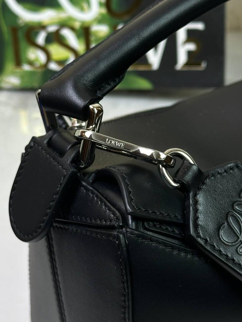 🅰️小号 𝗣𝘂𝘇𝘇𝗹𝗲最新版本❤️ ——（缎面/织带款） ✅经典拼图系列，不规则立体几何设计，最具辨识度的立体廓形和几何美学，顶级进口小牛皮搭配德国沙菲线，独家定制五金，𝗬𝗞𝗞拉链拉头 ✅容量超大，颜值高，四季百搭，新款自带可拆卸𝗟𝗢𝗘𝗪𝗘织带宽肩带‼️ 尺寸：𝟐𝟒-𝟏𝟔.𝟓-𝟏𝟎.𝟓𝐜𝐦 款号：061609织带款黑色