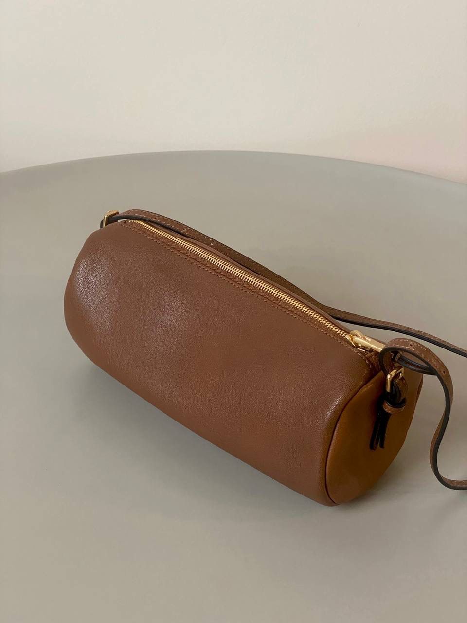 🈶焦糖色 𝗠𝗶𝘂𝗠𝗶𝘂迷你小圆筒 小小一只，太可爱了啦！ 头层Nappa(纳帕)羊皮用料 柔软细腻有光泽，透出高级的质感 整个包都好软糯手感超治愈的！！ 自重非常非常轻！日常还能装不少 肩带长度可以调，冬天大衣能轻松驾驭 小包闭眼冲就是了，四季可用 21.5×9×9cm #F0055m