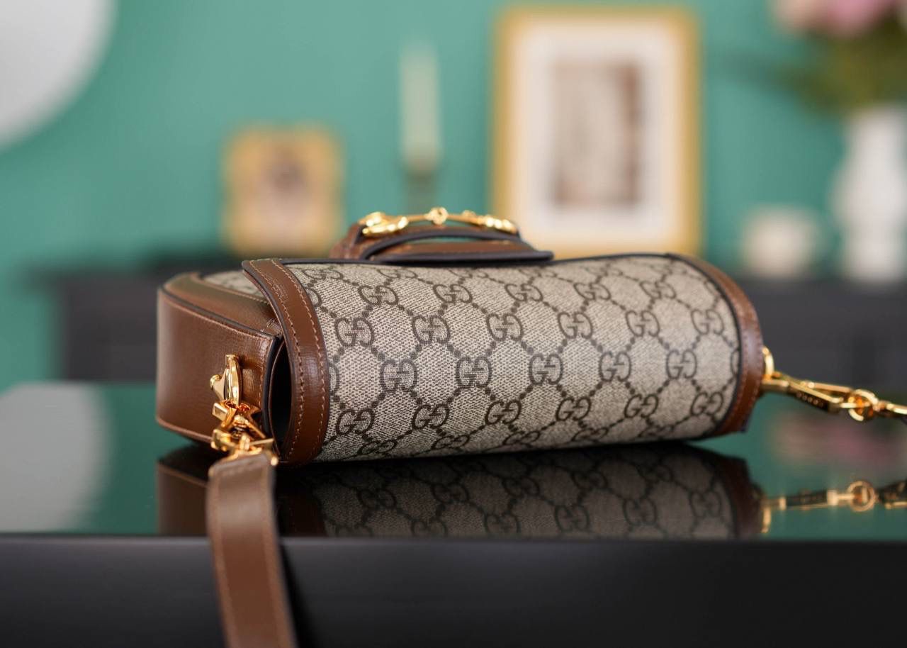 🥯Horsebit 1955系列迷你马鞍包 老花棕20cm 正品售价,500 独家原厂皮发售 限量级别 GG家1955马鞍包已经火爆到人手一支的节奏，超级大爆款！ 这次出了迷你尺寸配可拆卸双肩带，简直超哇塞 马衔扣标志性设计，焦糖棕原厂牛皮配上最受欢迎pvc元素，皮肩带布肩带任意更换~ 官方款号 658574 尺寸小号：20.5x14x5cm 大号：25x18x8cm