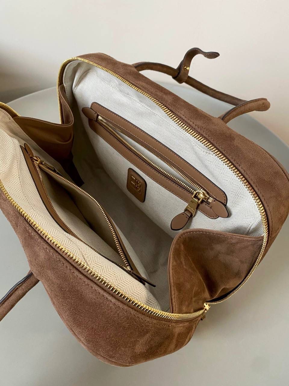 🈶可可棕 𝗠𝗶𝘂𝗠𝗶𝘂24秋冬公文包 今年棕麂皮系列大人气啊！ 深深的巧克力色，满满秋冬味儿～ 绒面皮每年都会有，但是！！ 今年这股风刮的特别猛 从秀场到ins博主穿搭，或者线上门店 几乎都有麂皮元素！ 西装款 夹克 风衣 鞋子 包括包包等 延续去年美拉德色系的颜色， 今年的颜色各种各样，有深有浅 但我唯爱咱miu家的这个巧棕色 绝对秋冬氛围感里，最“增质感”的时髦单品！ 23×34×10cm #F0020m