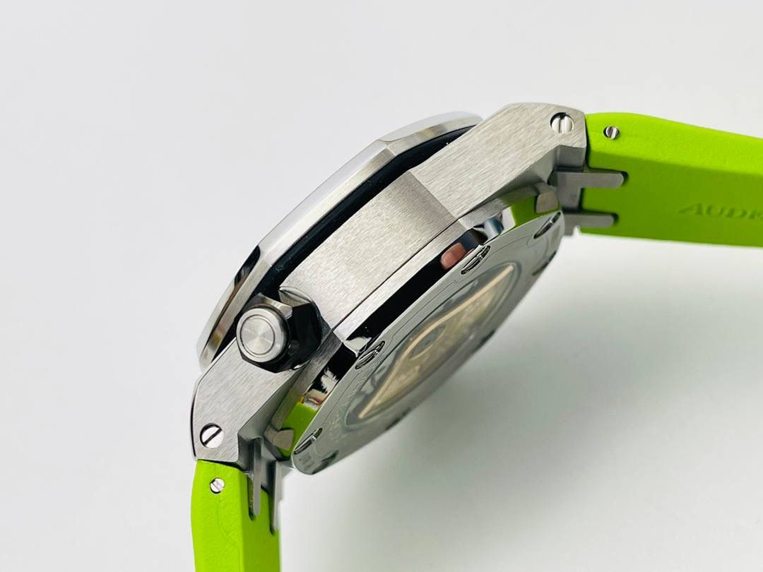 爱彼A P皇家橡树系列水果腕表！ 型号：26703 跑秒计时自动机械男表！搭载原版cal.3124机芯 直径：42MM！ 1⃣️表壳材质选用的904L精钢，经过CNC一次成型锻造了42MM的表径，表壳在经过拉丝工艺多次打磨抛光后做到了无懈可击，包括螺钉也一致还原！ 2⃣️表盘字面格纹错落有致，立体感很强。刻度线粗细程度以及长短均与正品保持一致。条钉时标内部填充超强夜光材料。两组小圆盘对称分布，就像两只小眼睛。盘面内有一圈一圈的放大环，细节处理很到位。 3⃣️橡胶表带表面的磨砂质感很强.采用无味不沾灰尘的进口橡胶，只为提高佩戴的舒适感！ 4⃣️前后玻璃都采用蓝宝石水晶镜面玻璃，镜面通透性也很强。这款腕表采用3124机芯，做到了外观和正品的极其相似，走时精准稳定！