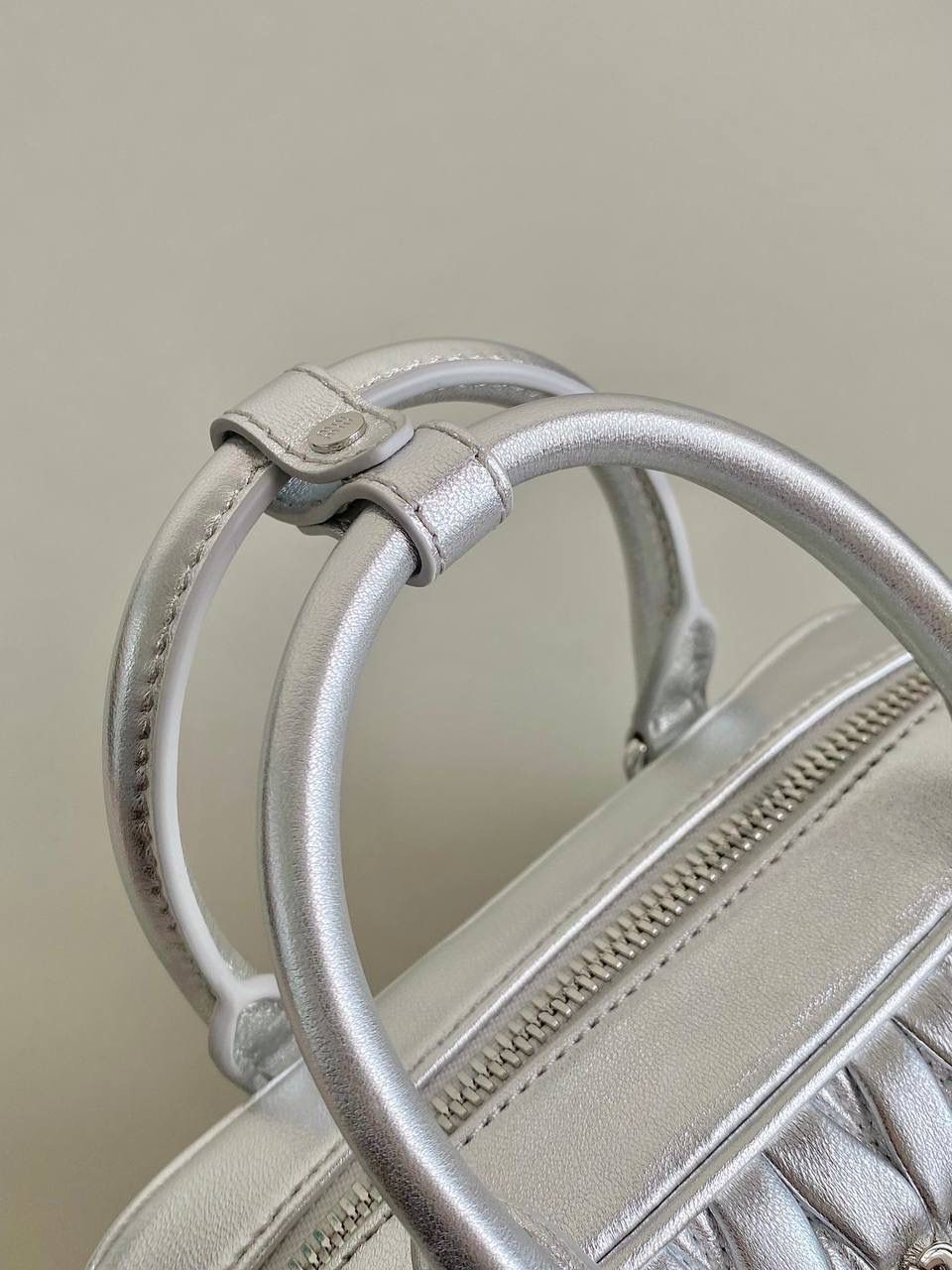 🈶银色小号， 𝗠𝗶𝘂𝗠𝗶𝘂褶皱保龄球小方包 火爆全网都不用多说，人手一只的程度 我们用的是进口小羊皮！非国产皮料 肉眼可见的细腻，软软糯糯触感非常好！ 他家经典独特的褶皱工艺，是要有一定厚度 底料太薄了都做不出它的饱满和弹性 更不是市场通货干瘪瘪的褶皱，实在太假 我们新合作的老师傅在这细节上扣的很认真 一缕一折都有zp的神韵，且做到对版！！ 追求高品质的来🔥⚡️ 13×19×6m #F0012m