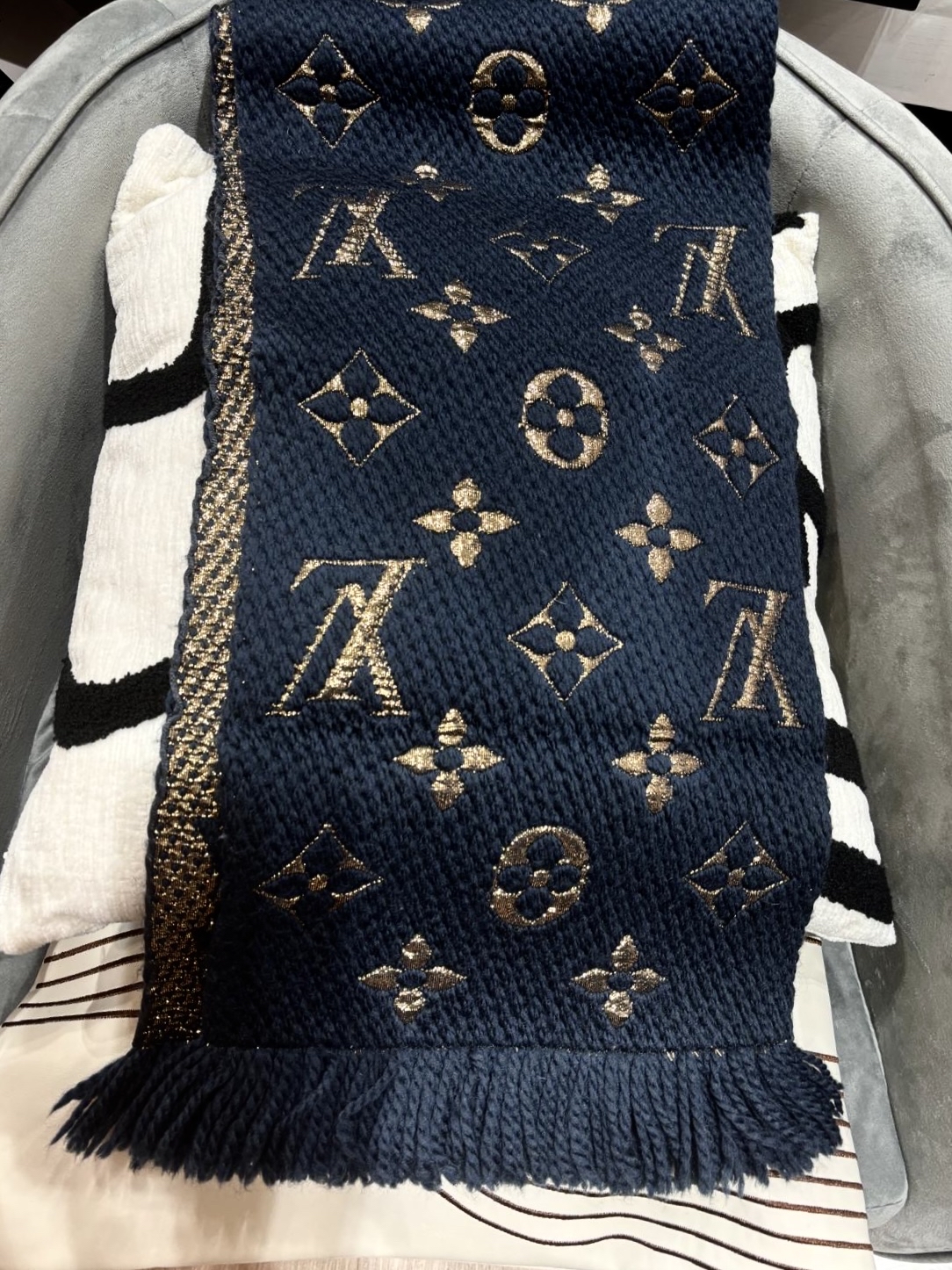 LV Scarf 羊毛頸巾wool scarf 100%Authentic ,99%new unused ✅box